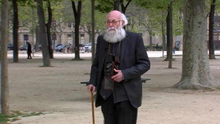 forger-adolfo-walking-champs-de-mars.jpg