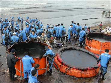 2 7m Gallons Of Oil Spill Off South Korea Cbs News
