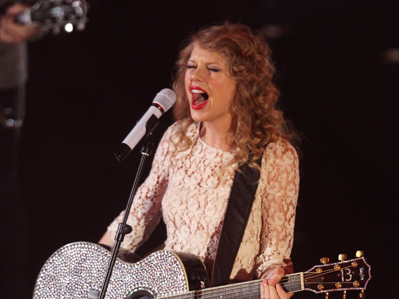 Taylor Swift kicks off European tour in Brussels CBS News