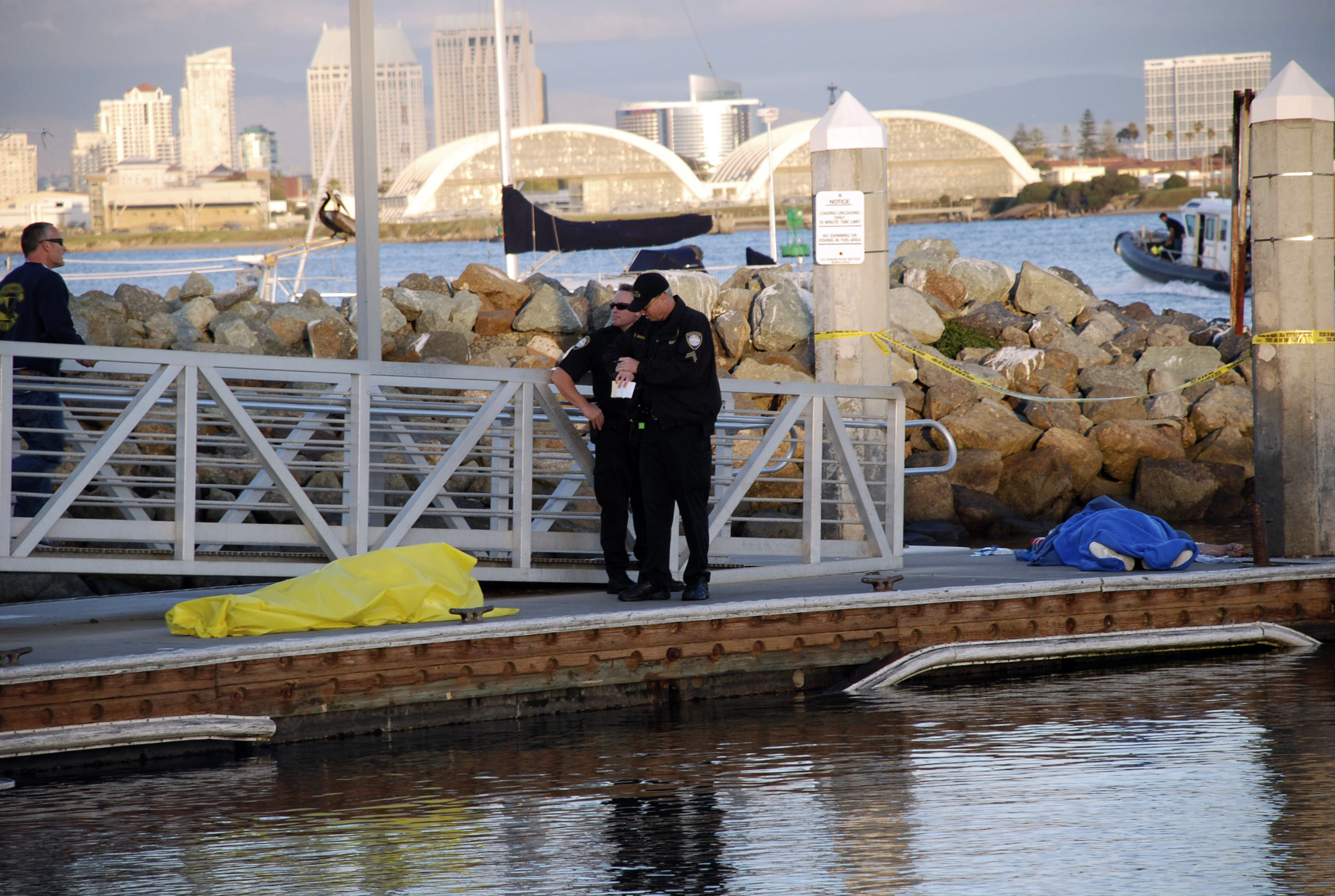 Boat capsizes off San Diego; 2 dead, 8 injured CBS News