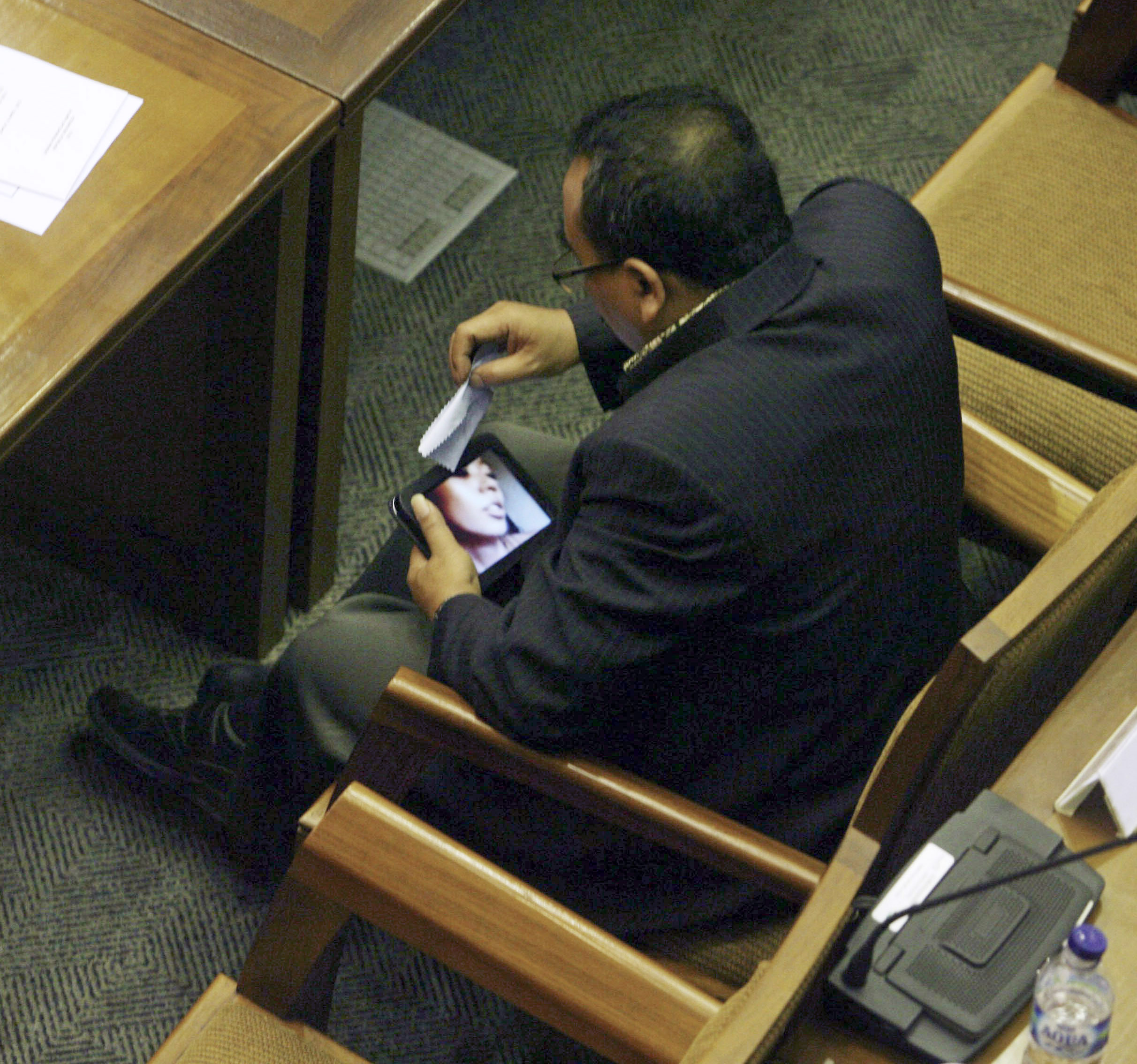 2424px x 2268px - Anti-porn Indonesian MP watches porn, resigns - CBS News