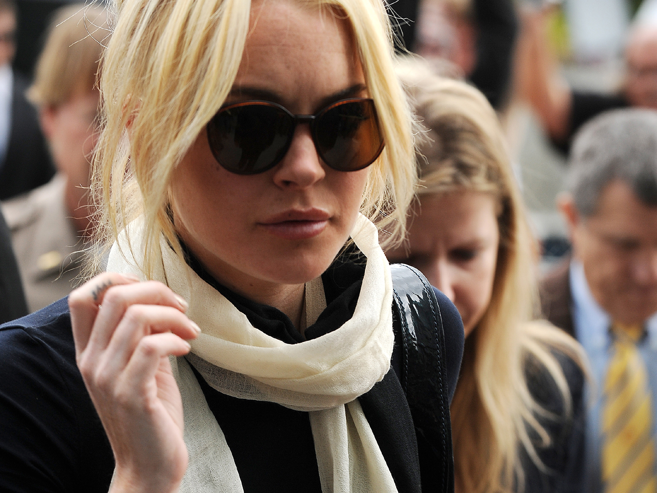 Lindsay Lohan charged with theft - Photo 1 - Pictures - CBS News