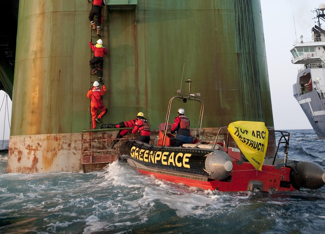 Greenpeace activists arrested on oil rig - CBS News