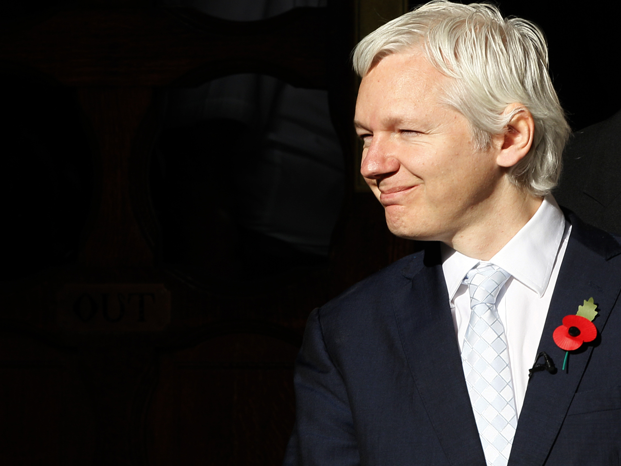 WikiLeaks' Assange in huge extradition fight - CBS News