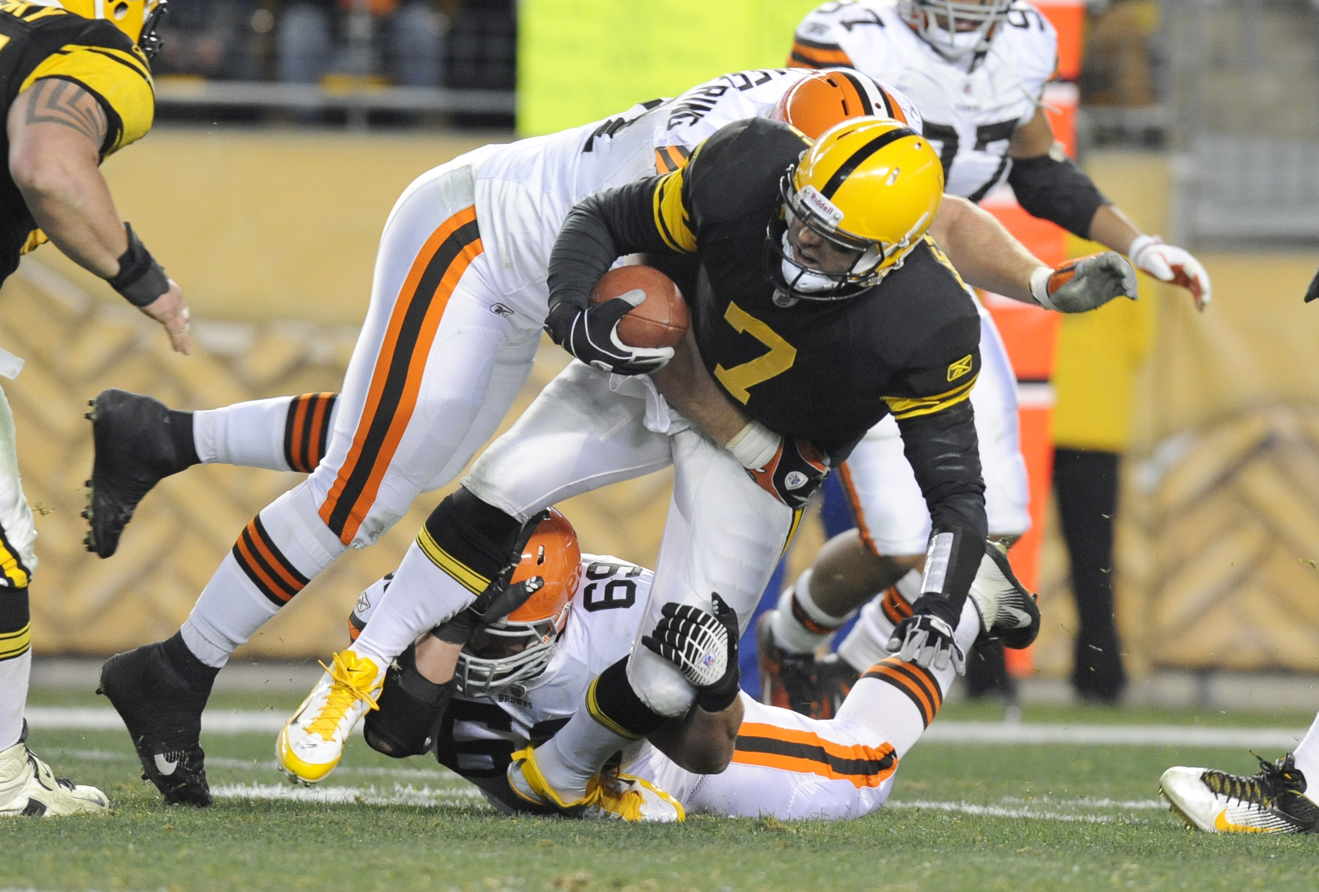 Ben Roethlisberger hurt, leads Steelers to win - CBS News