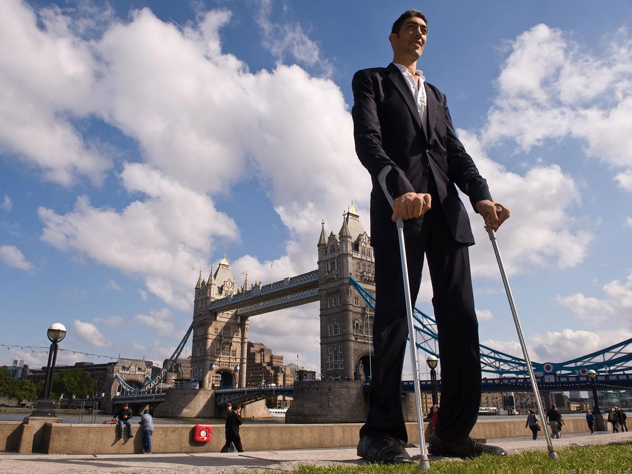 World s Tallest Man 29 Finally Stops Growing With Help From Va 