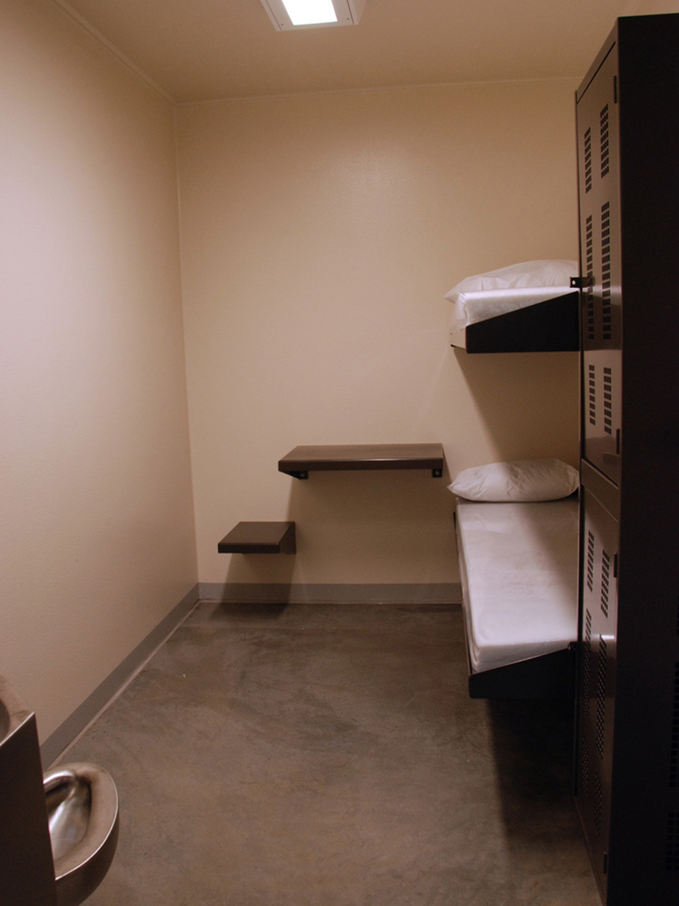 A look at Fort Leavenworth's pre-trial jail - CBS News