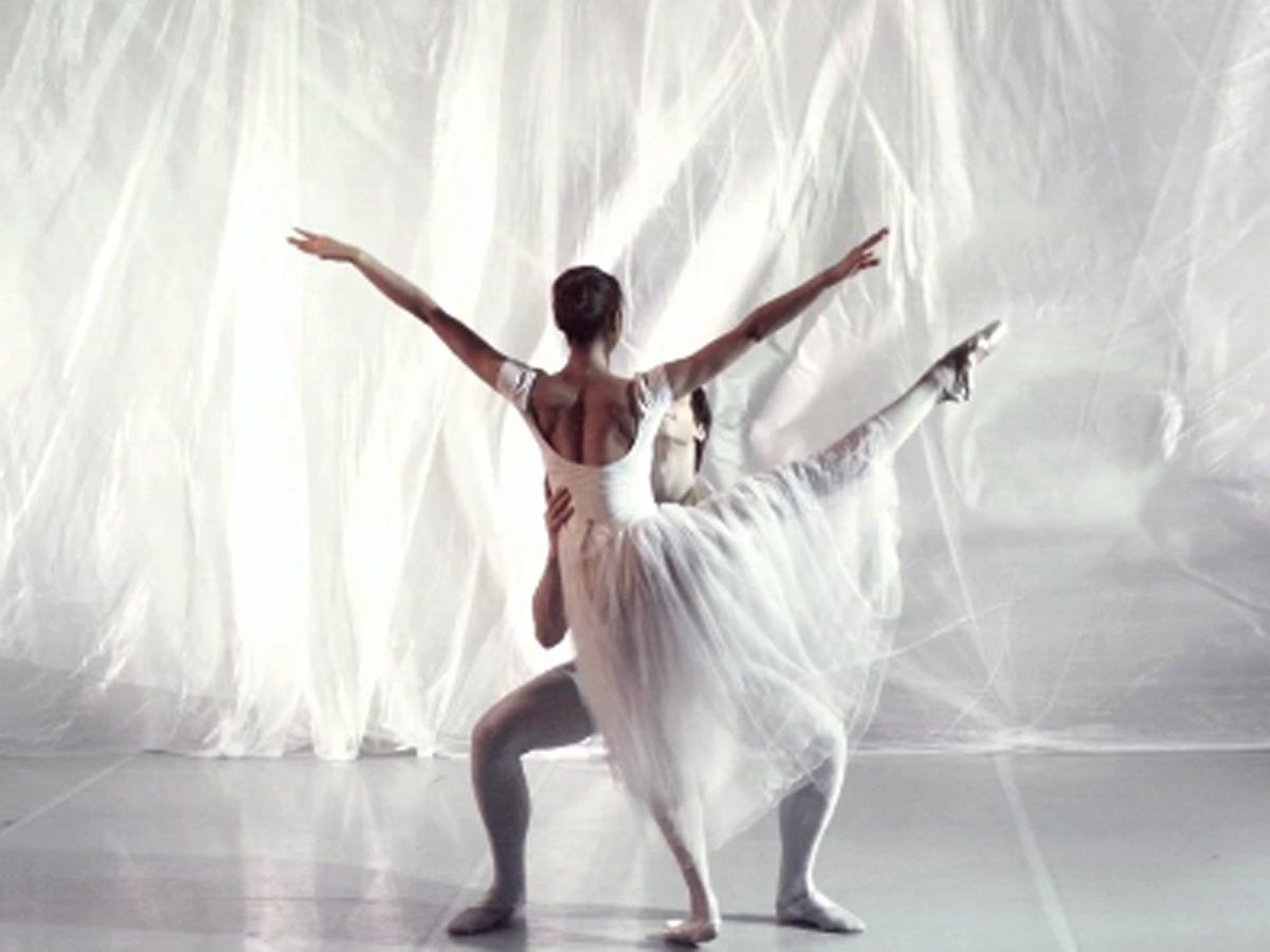 Stunning ballet jumps performed in super slowmotion CBS News