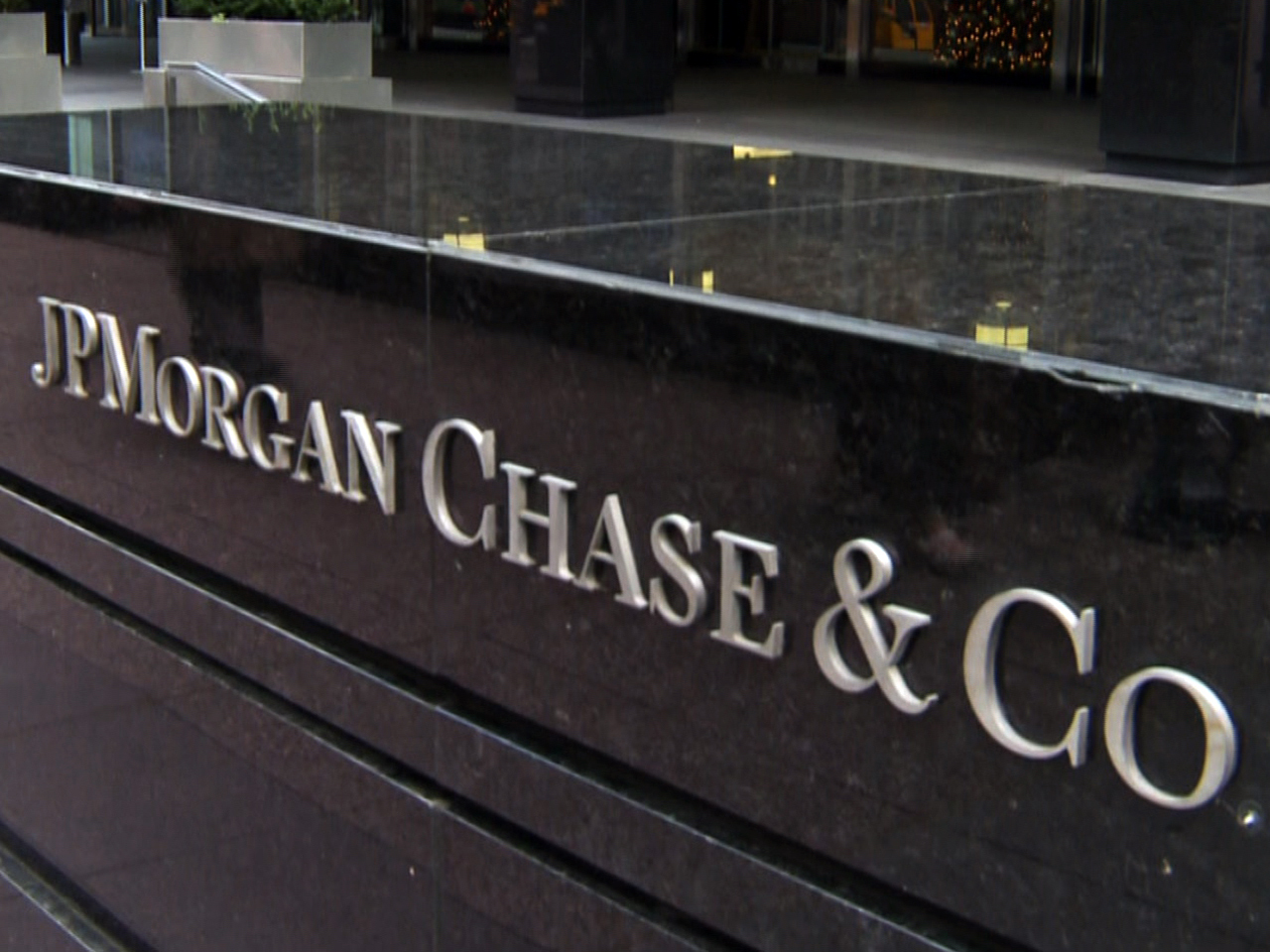 JPMorgan Chase: London whale swallows $2B - CBS News