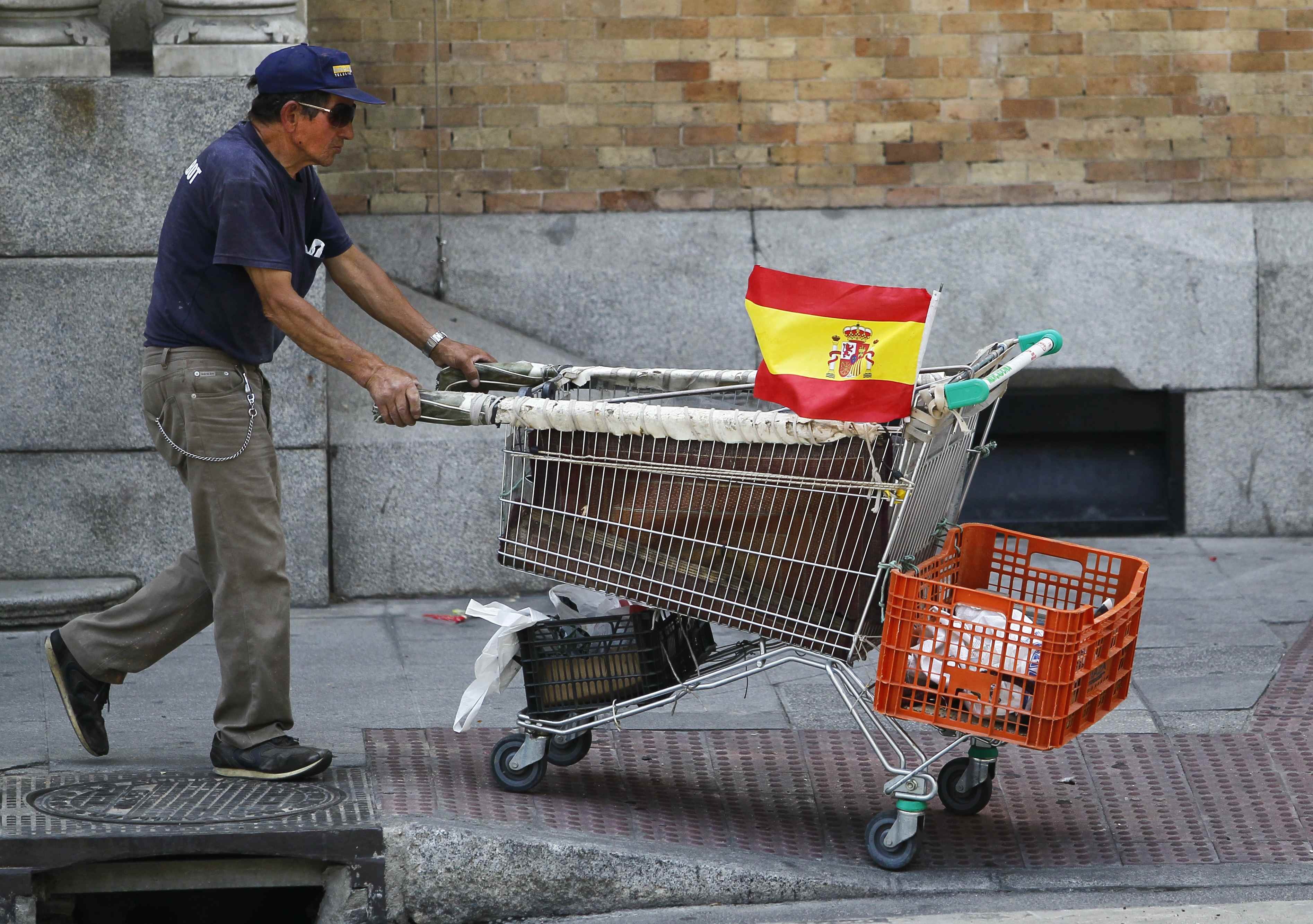 Spanish civil servant protest wage cuts - CBS News