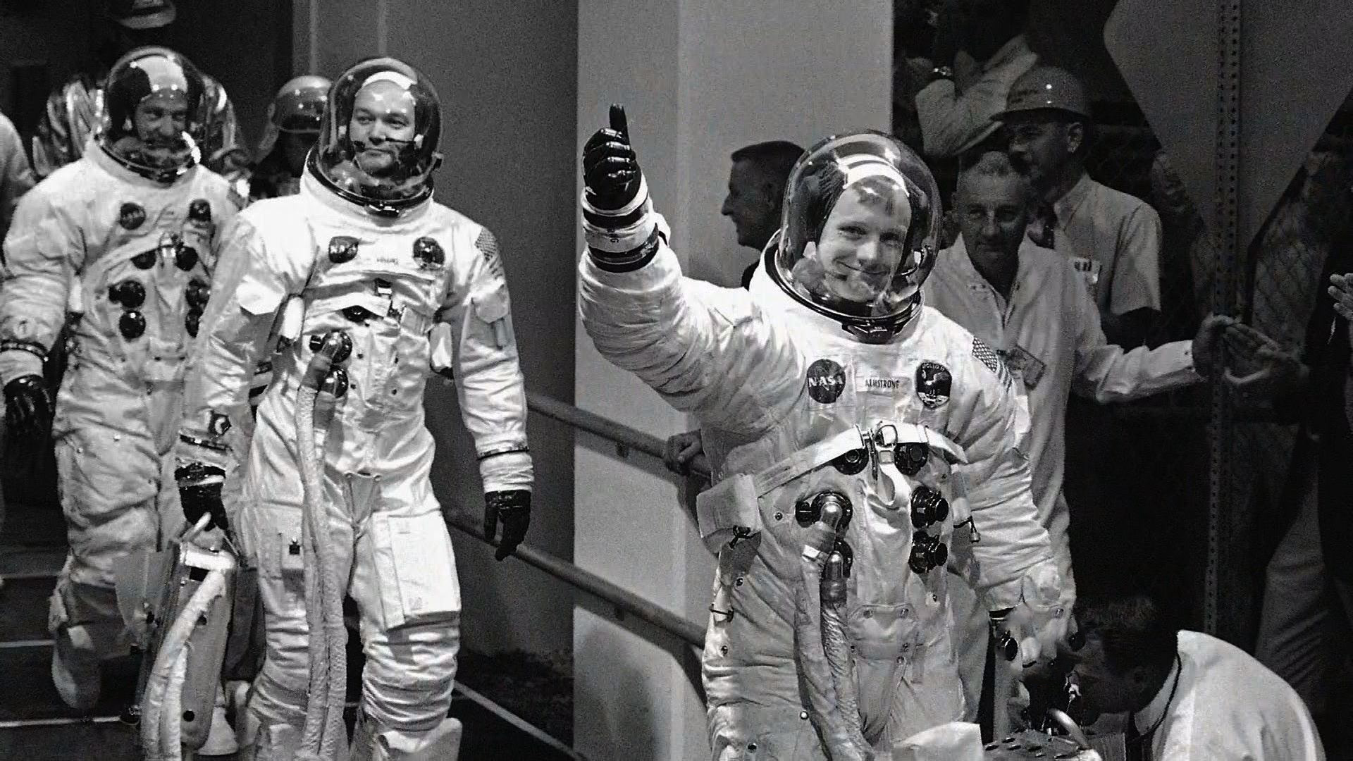 Armstrong on the moon. Армстронг Олдрин и Коллинз.