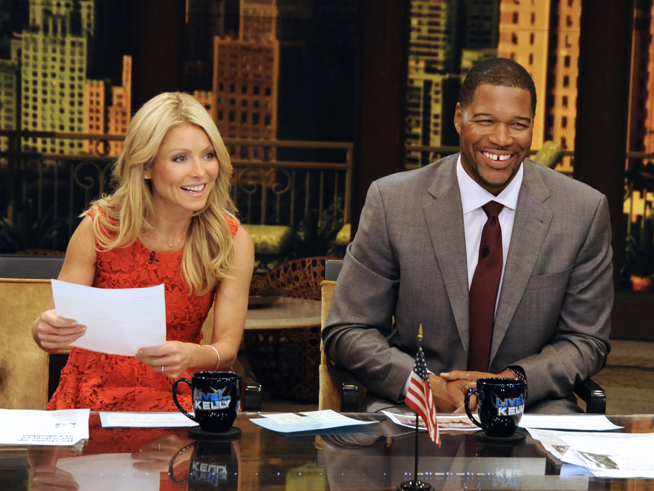 Michael Strahan Joins Kelly Ripa As Permanent Co Host On On Live Cbs News 