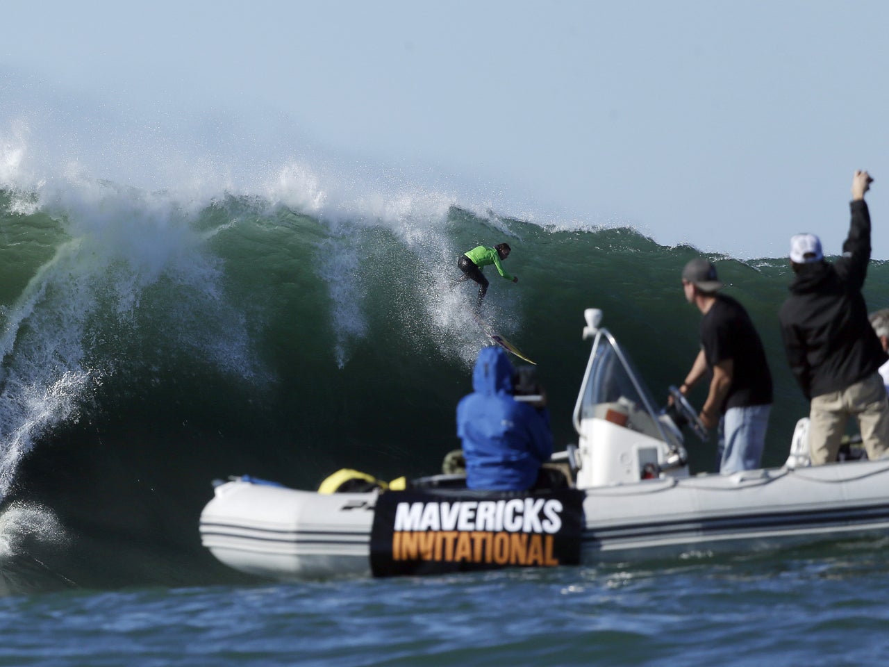 Surfers battle big waves in Calif. Mavericks contest - CBS ...
