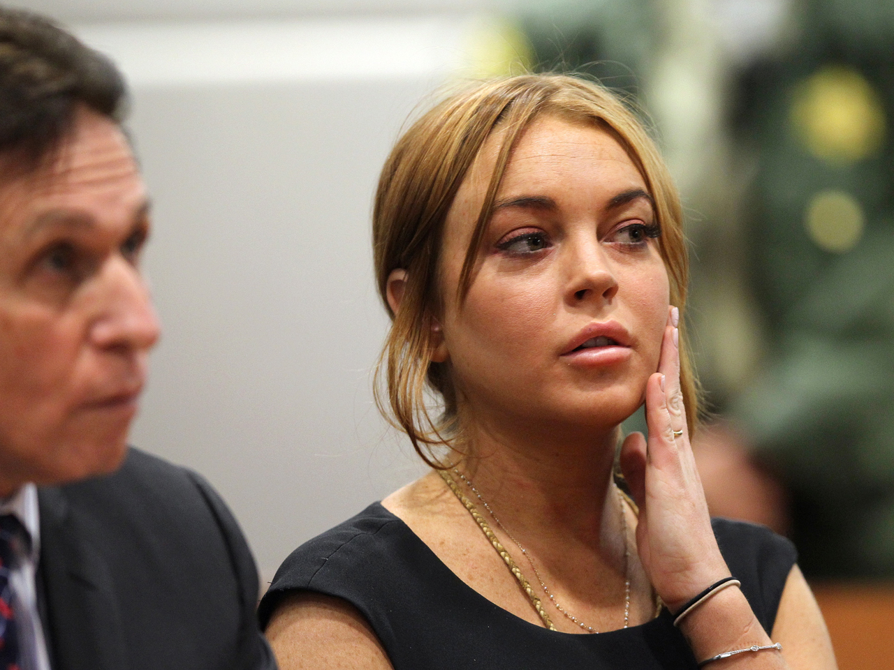 Lindsay Lohan Judge Admonishes Lawyer Refuses To Delay Trial Date In Driving Case Cbs News