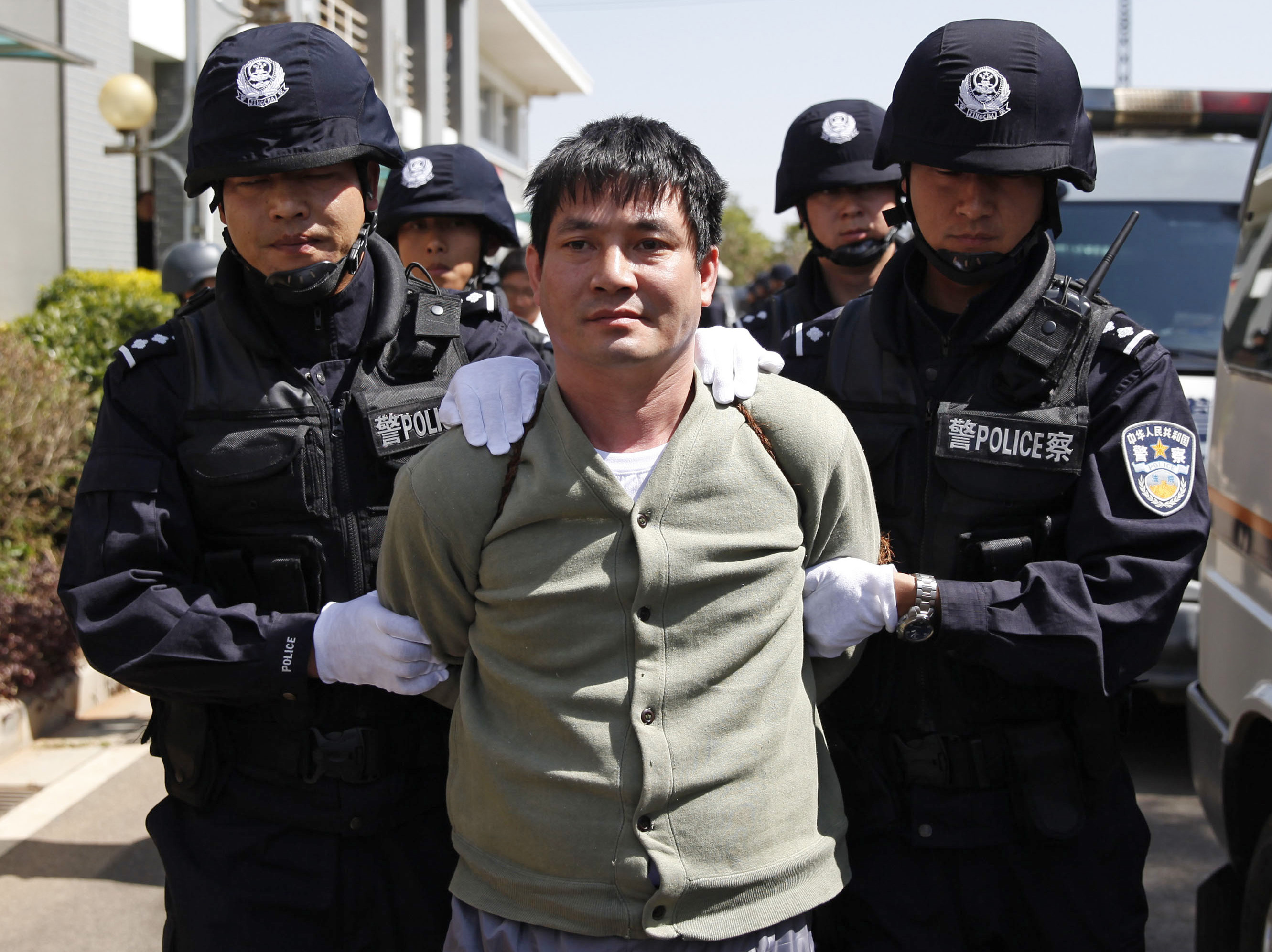 China executes 4 foreigners, televises death march CBS News