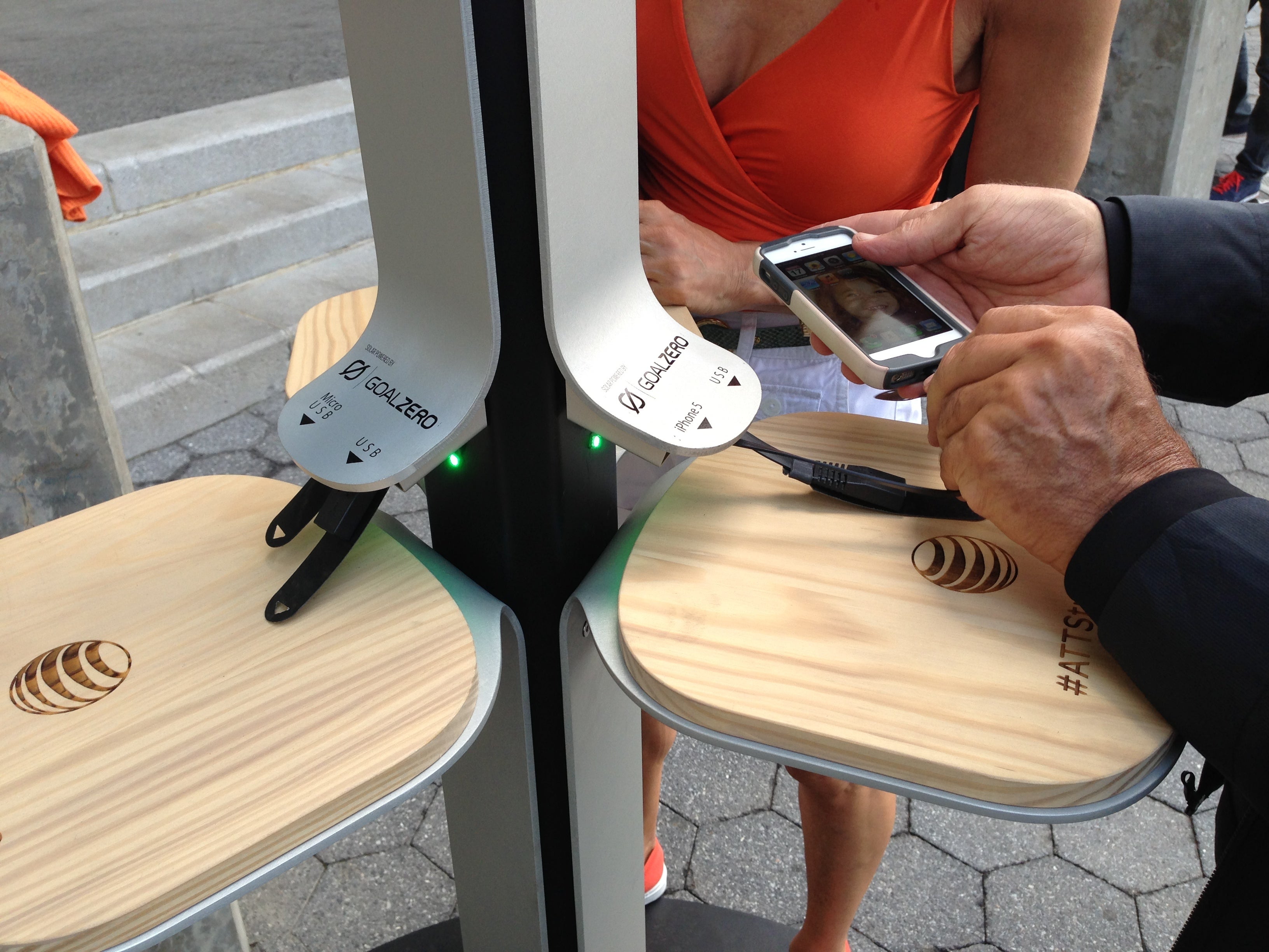 NYC to offer free phonecharging stations in parks CBS News