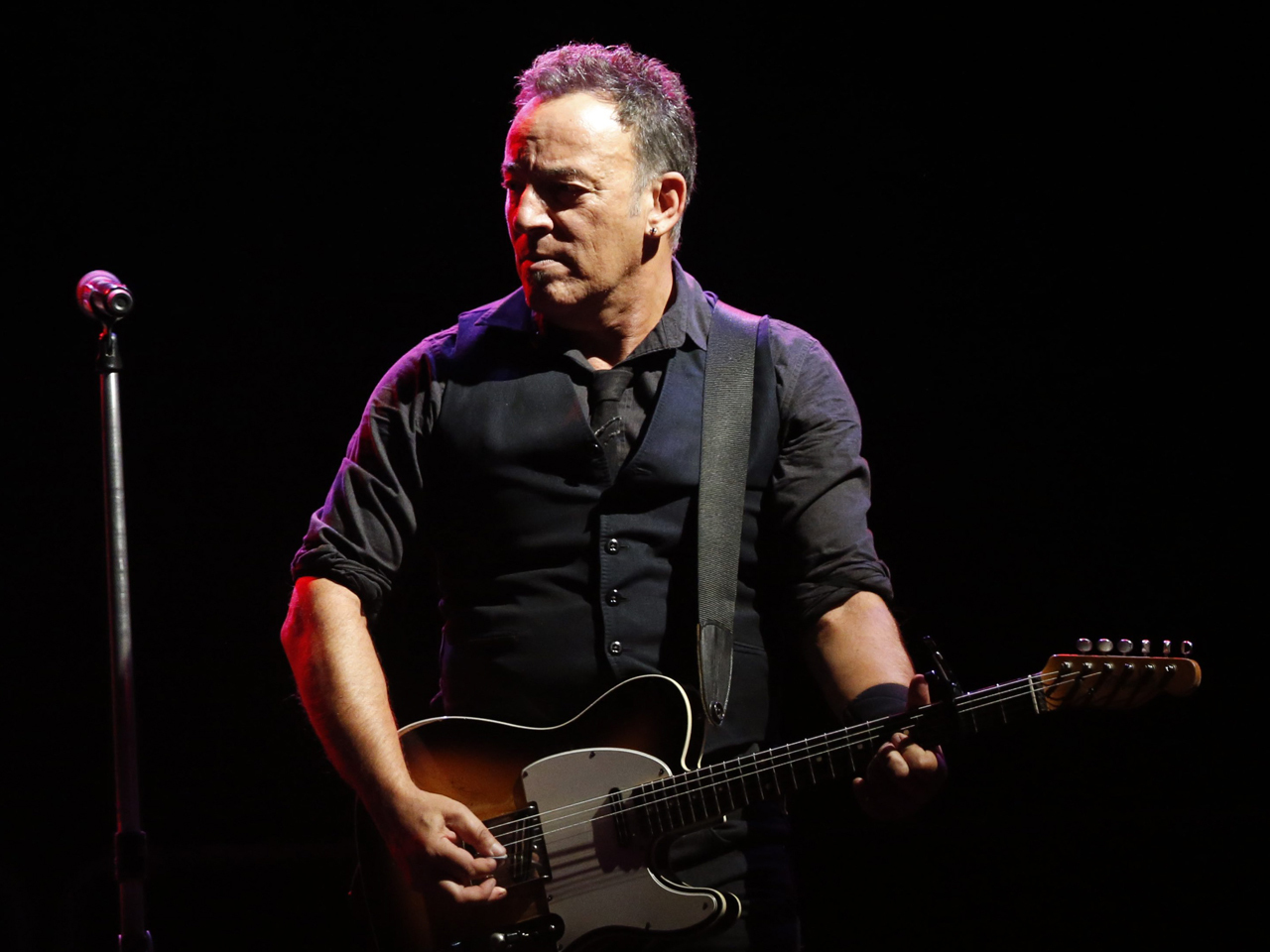 Bruce Springsteen dedicates 