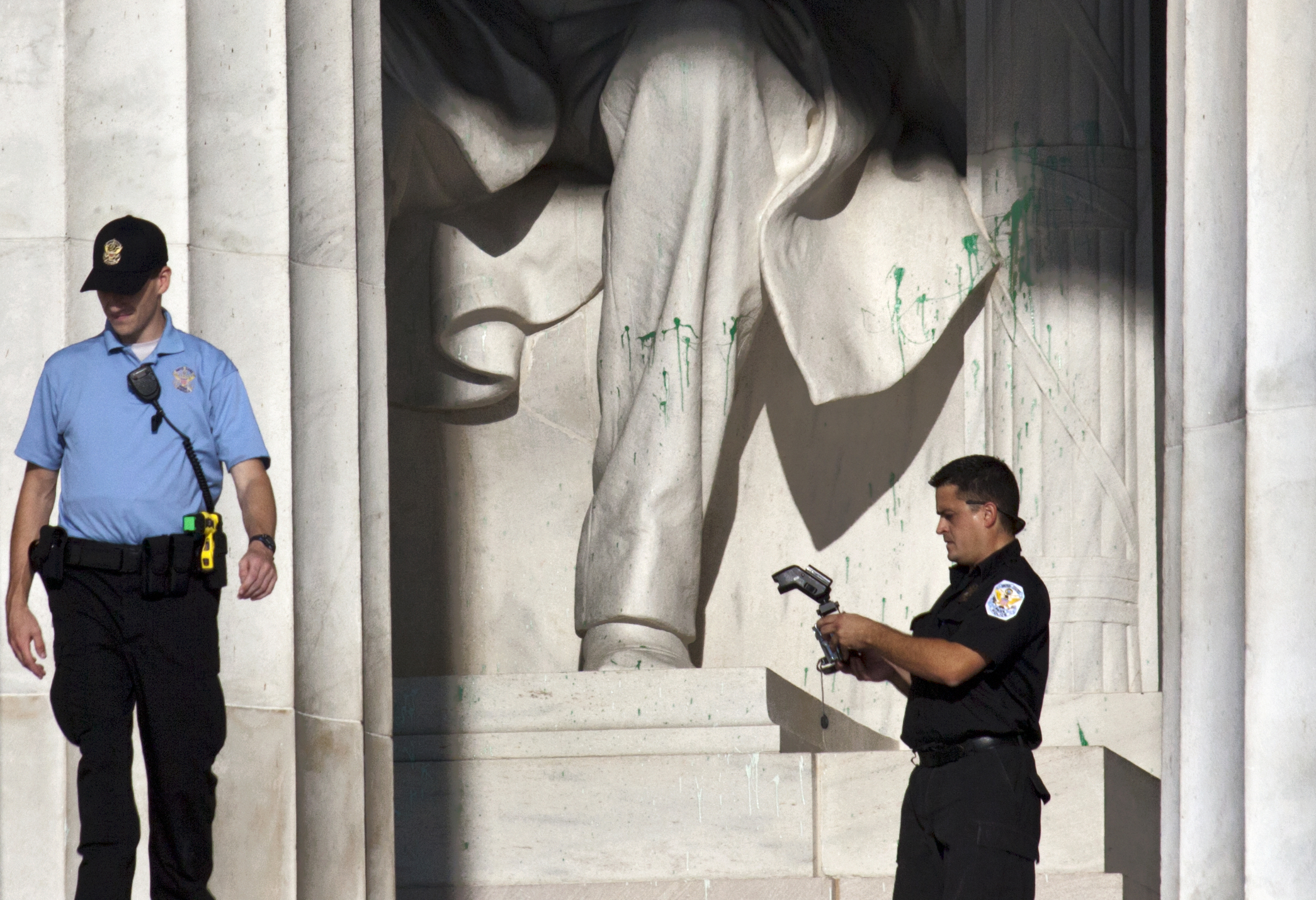 Lincoln Memorial vandalized - CBS News