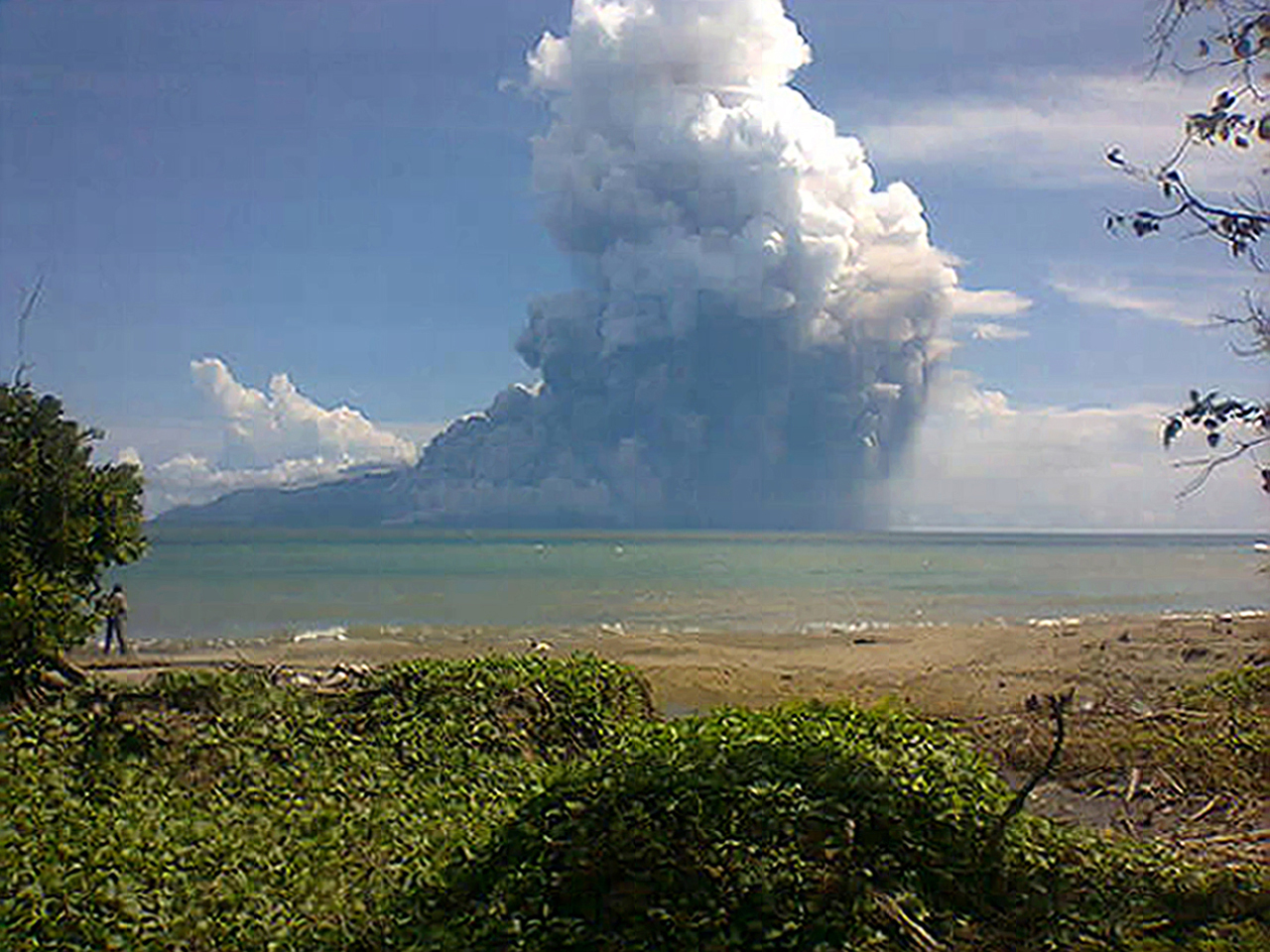  Volcano  eruption kills beach  villagers in Indonesia CBS News