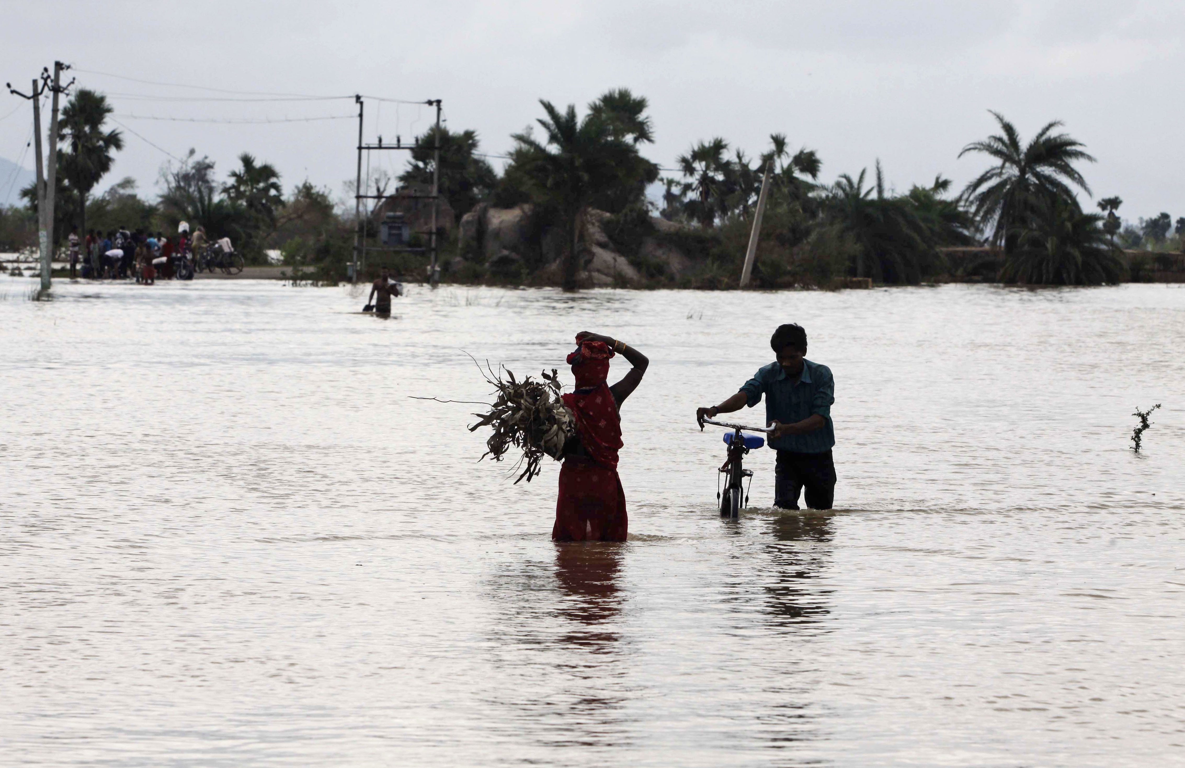 Tens of thousands flee India flooding; 39 dead CBS News