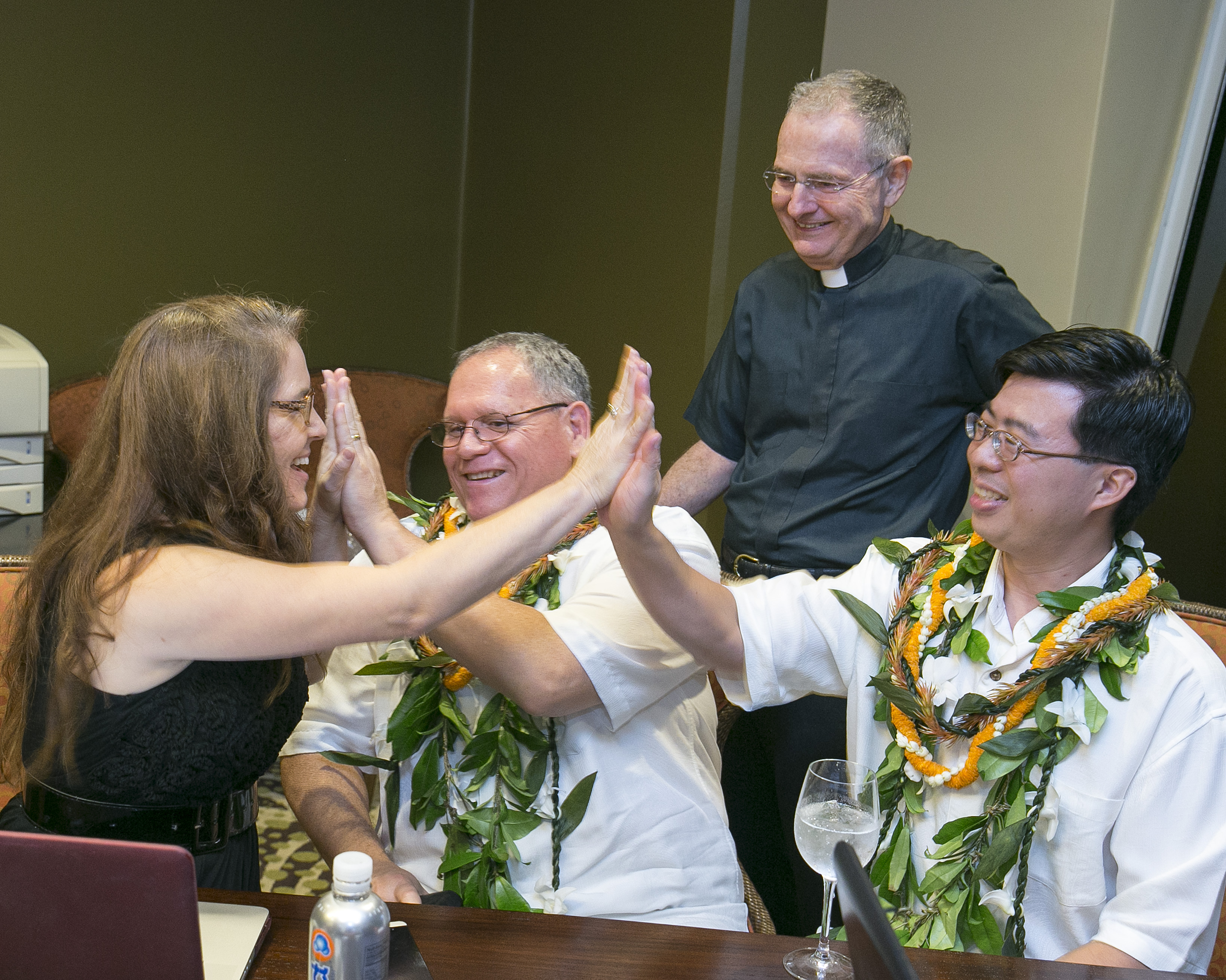 Same Sex Weddings Become Reality In Hawaii With New Law Cbs News