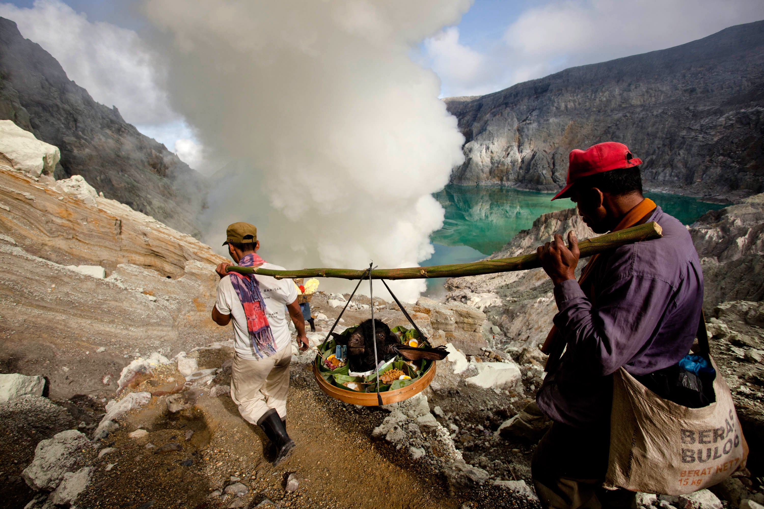 Ijen volcano Volcanic sacrifice at sulfur mine Pictures CBS News
