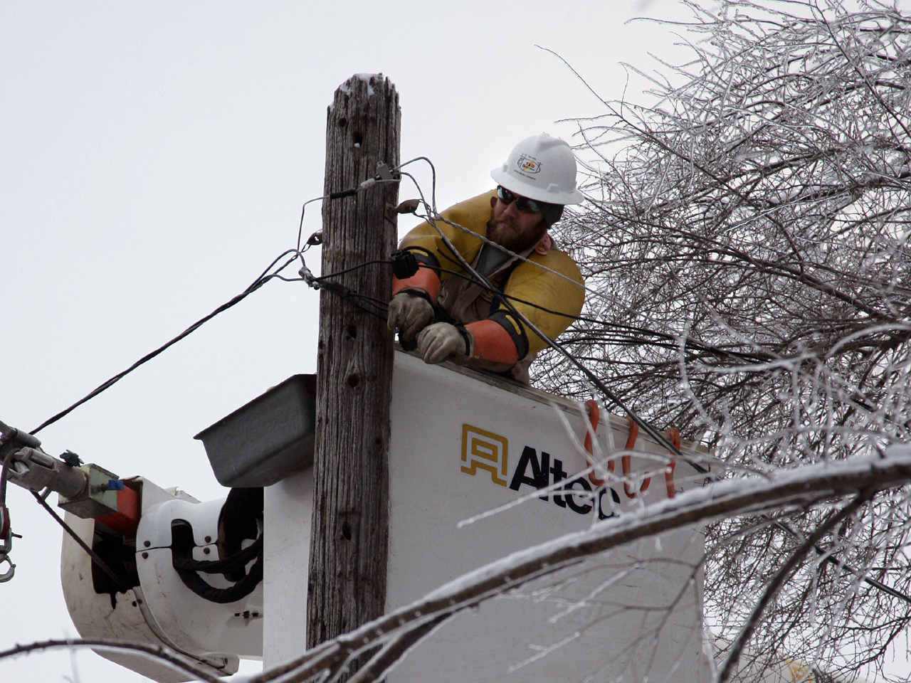 Utility Linemen Brave Cold Ice To Restore Power Cbs News