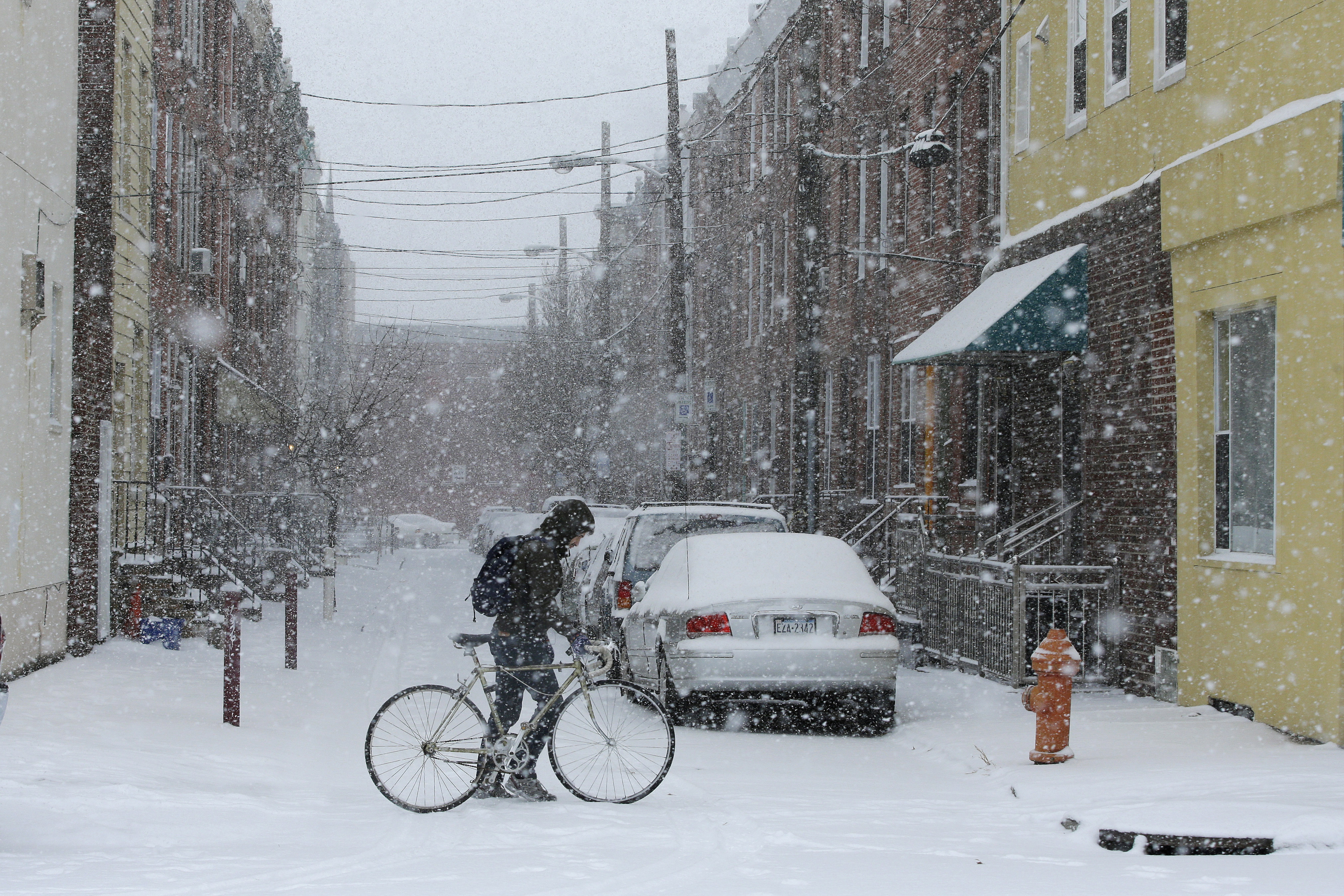 Snow storm snarls travel on East Coast; at least one death reported