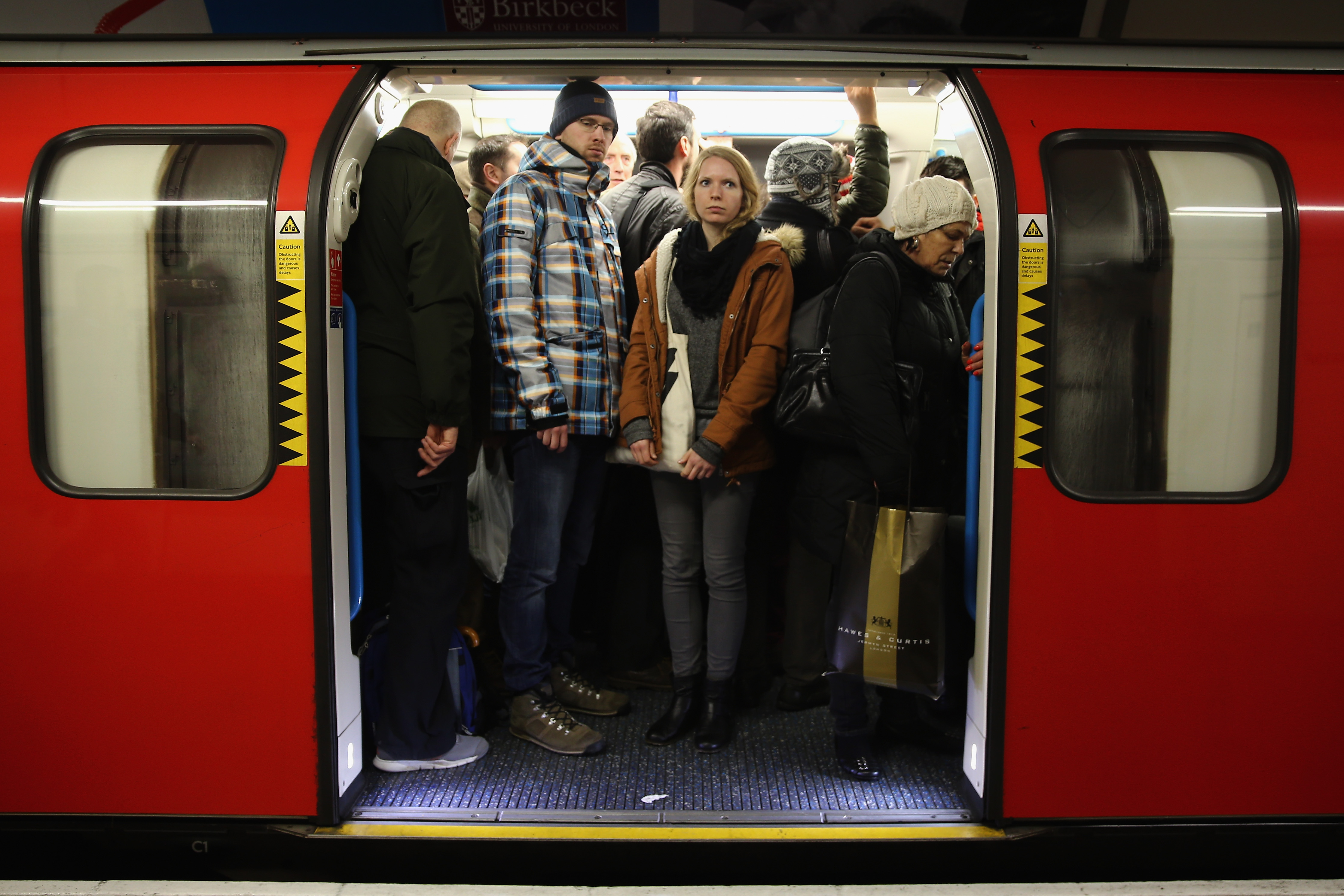 Люди в метро Лондона
