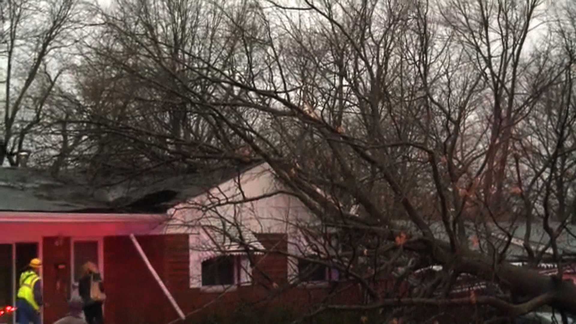 Tornado briefly touches down in suburban St. Louis, Missouri CBS News