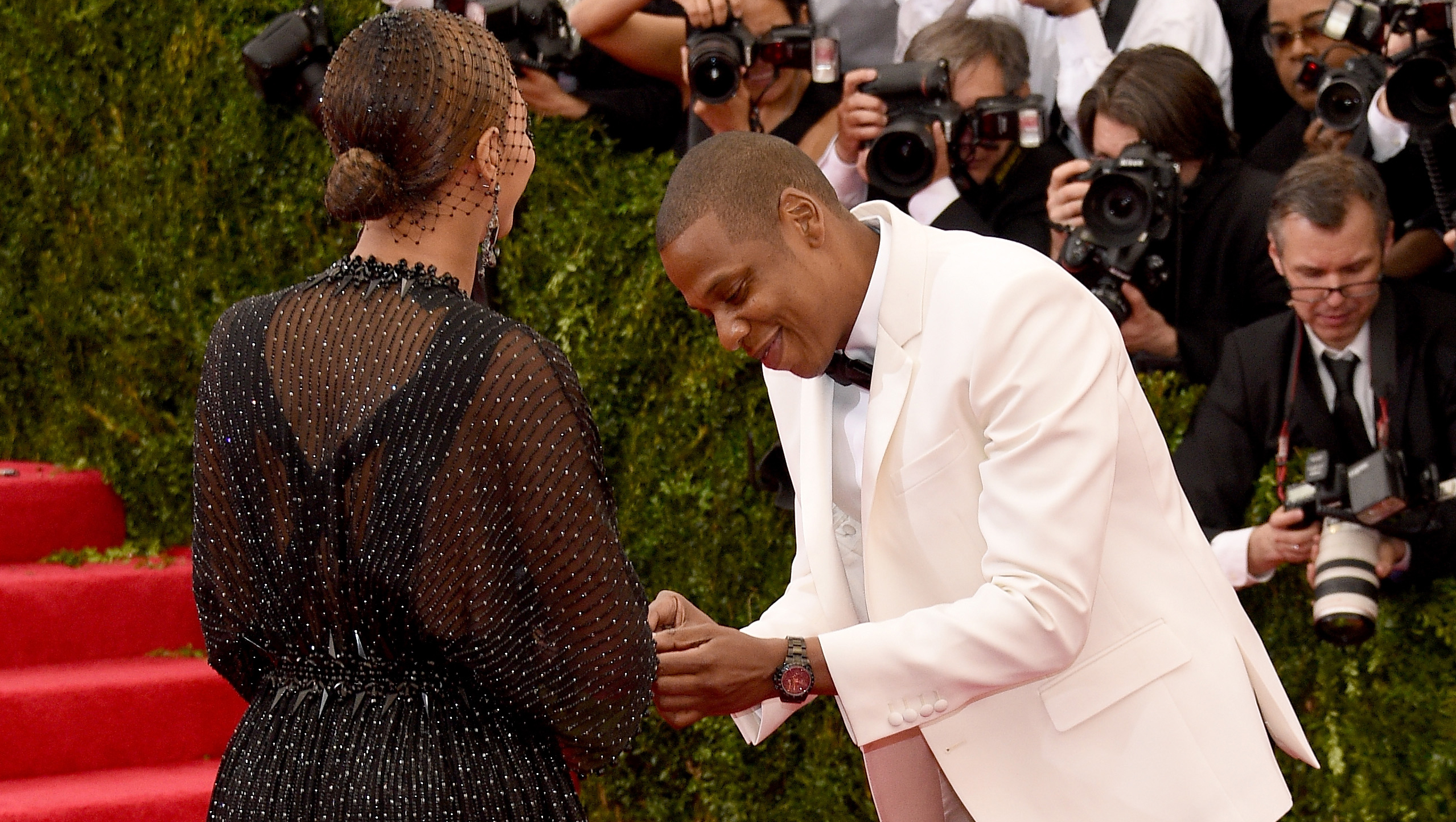 Jay Z proposes to Beyonce at the 2014 Met Ball...sorta - CBS News