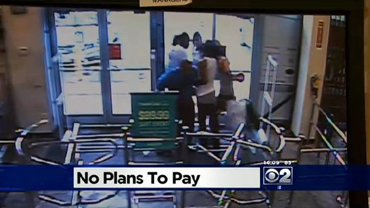 Chicago "flash mob" Employee attempts to stop a dozen shoplifters at
