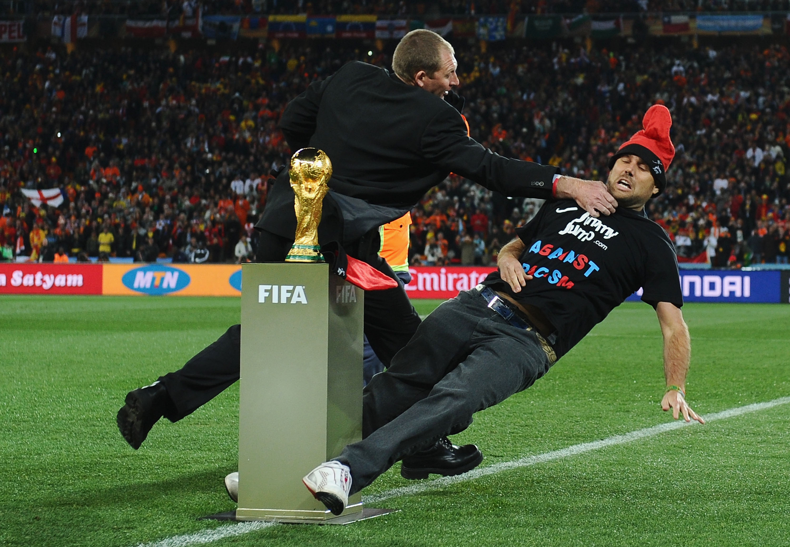 2010 World Cup - Storming the field - Pictures - CBS News - 3000 x 2077 jpeg 840kB