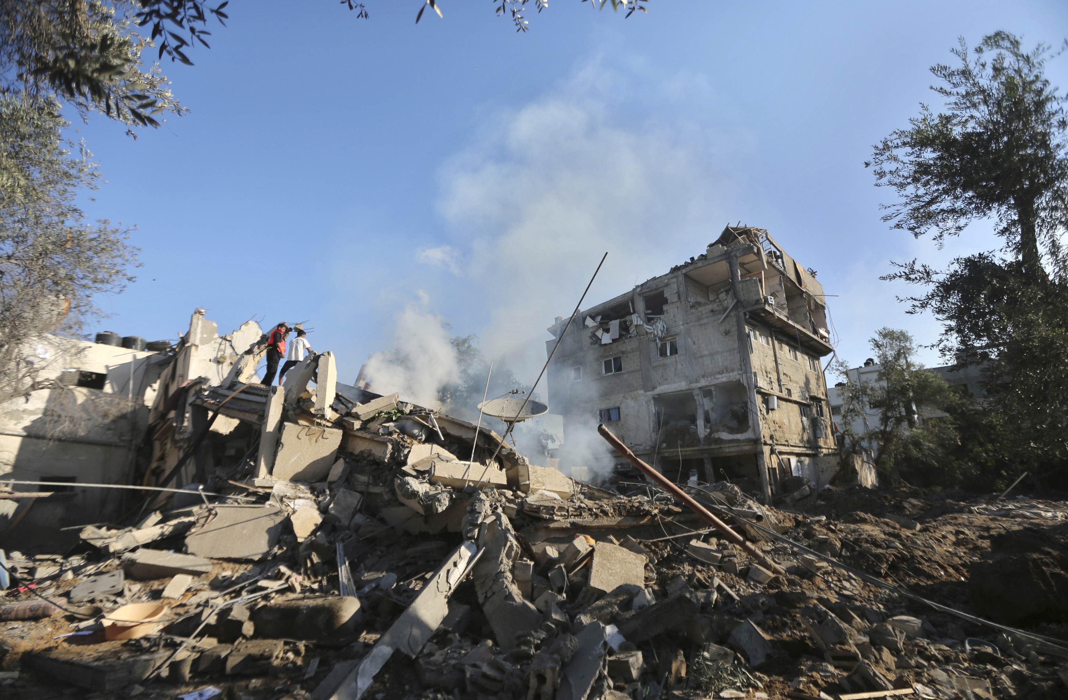 Israel targets homes of senior Hamas leaders - CBS News