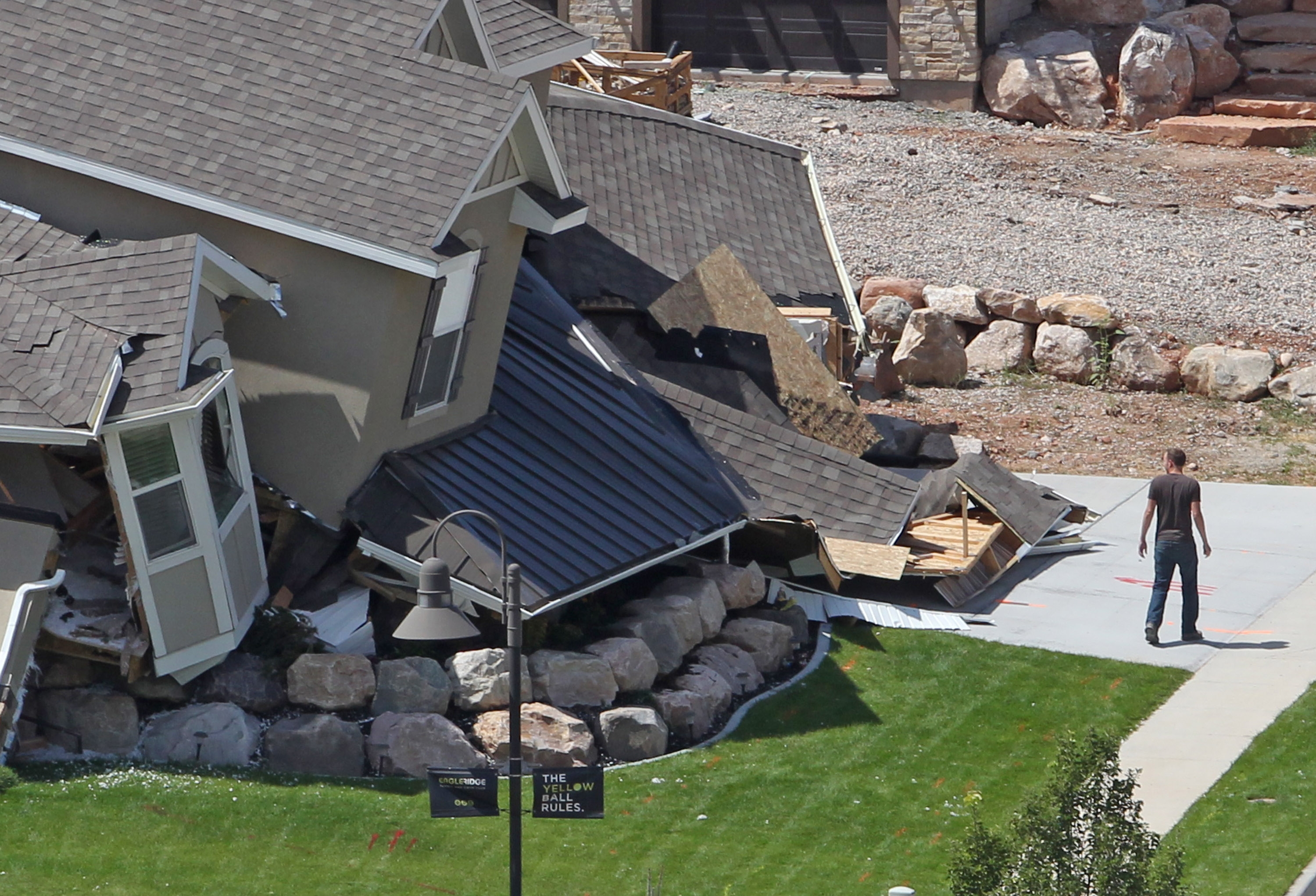"Really scary" Utah community on edge after violent landslide CBS News
