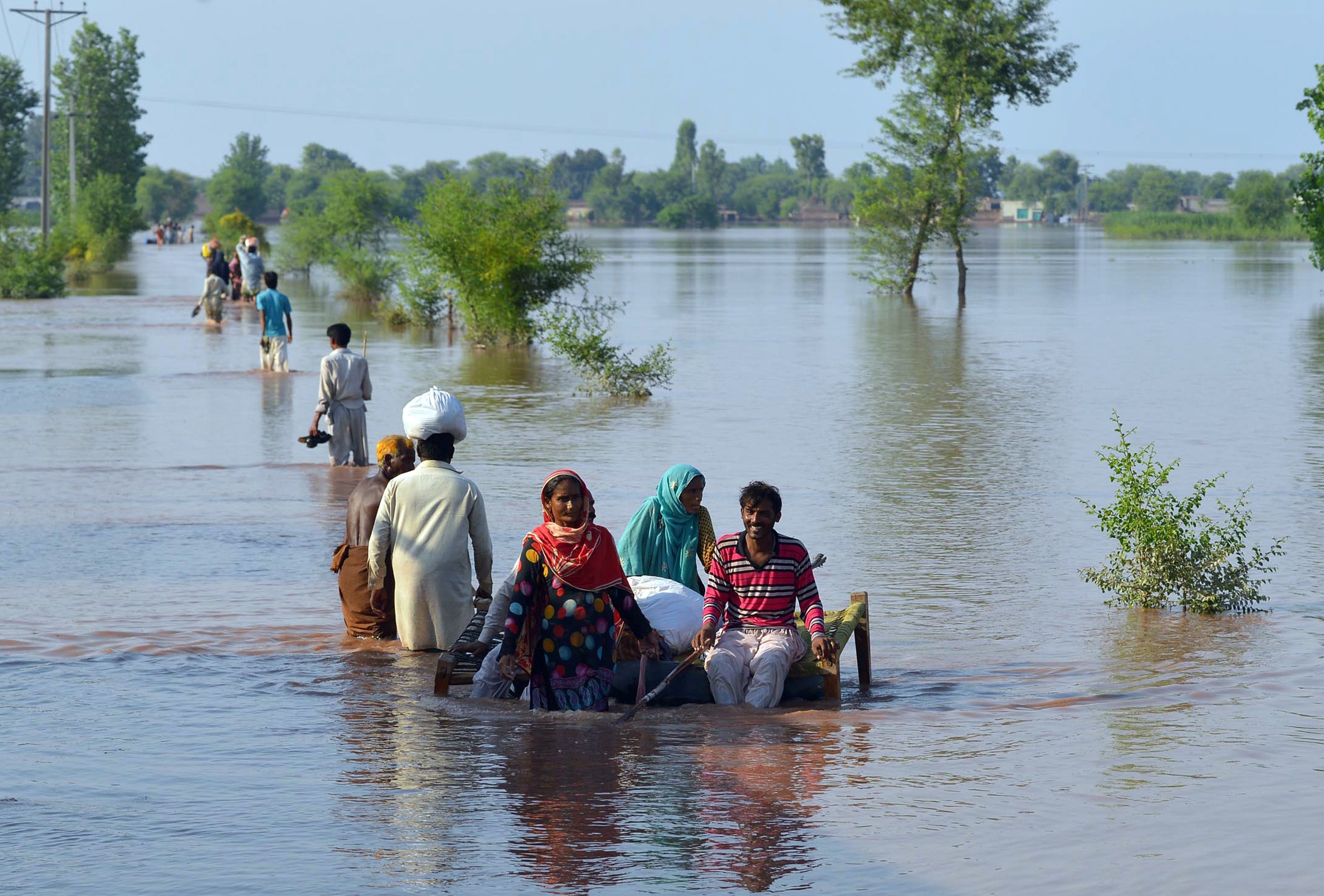 Kashmir flood waters hit Pakistan plains, thousands flee homes CBS News
