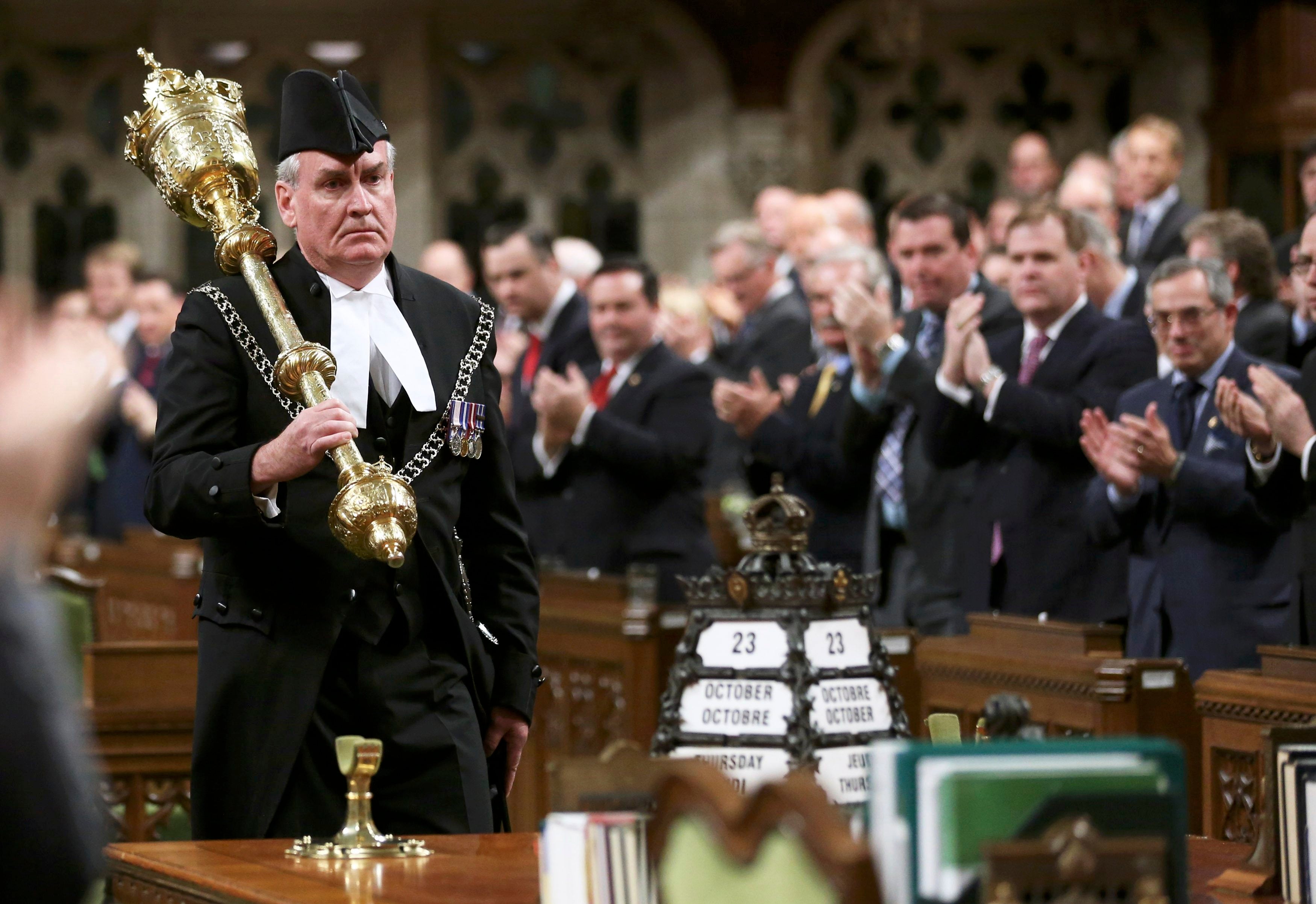 Ottawa shootings Canadian guard hailed as hero gets standing ovation