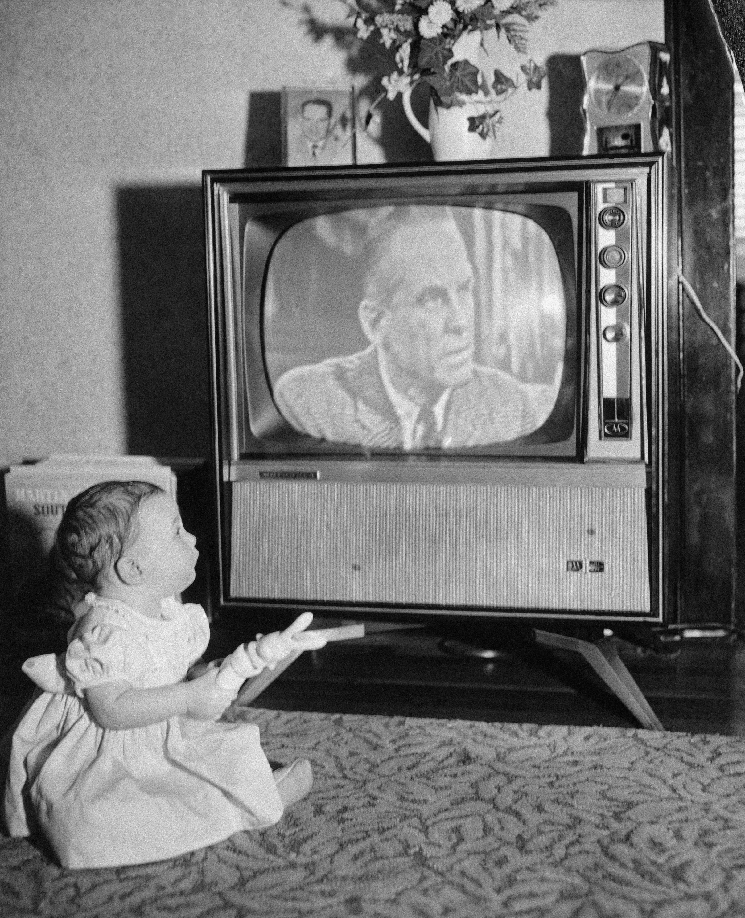 Почему телевизор читает. Старый телевизор. Старинный телевизор. Телевизор старого поколения. Телевизор СССР.