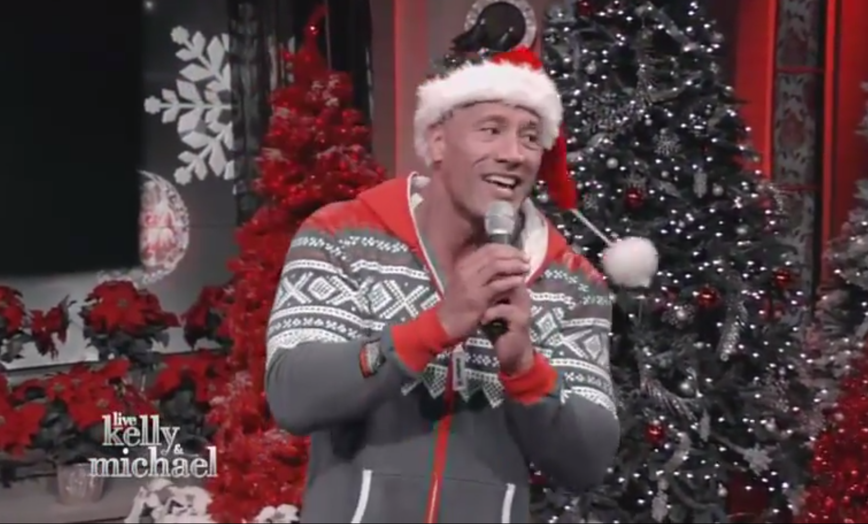 дуэйн скала джонсон в новогодней шапке. дуэйн джонсон санта. дуэйн джонсон в костюме деда мороза. скала новый год. новогодние джейн скола джонсон.