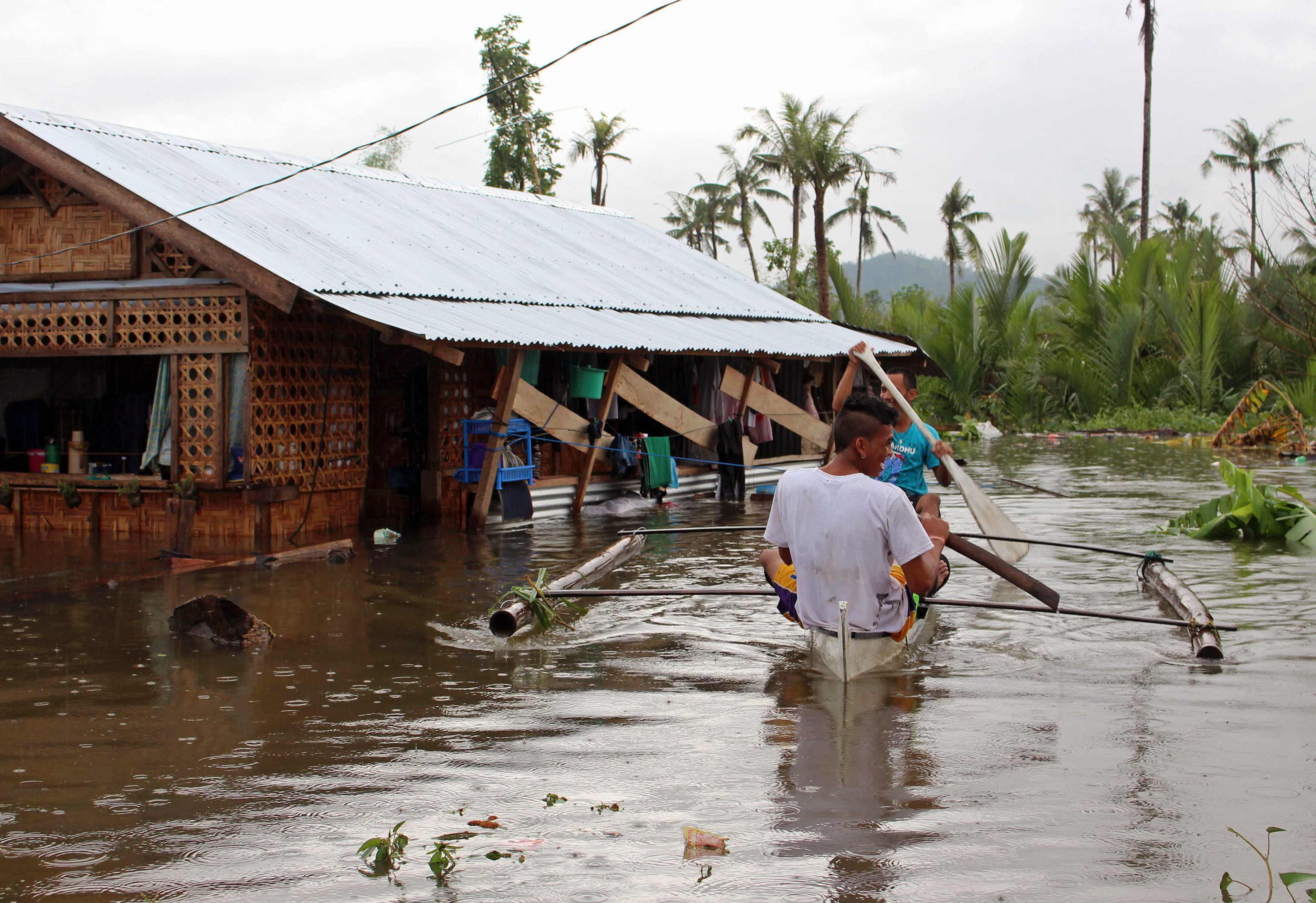 Philippine floods: Nineteen dead as rain continues 