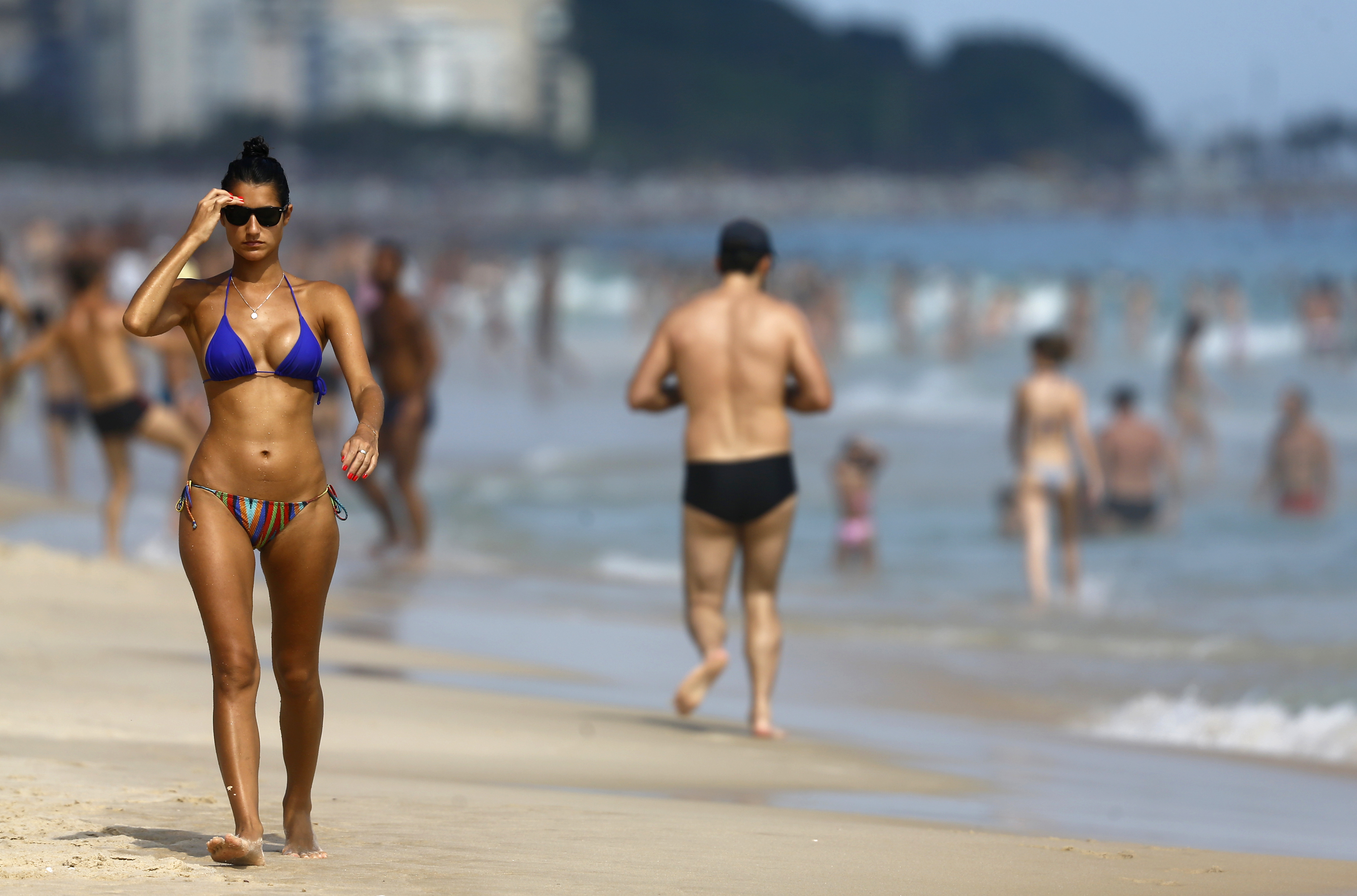 Rio beats the heat at the beach - Brazilians head to the ...