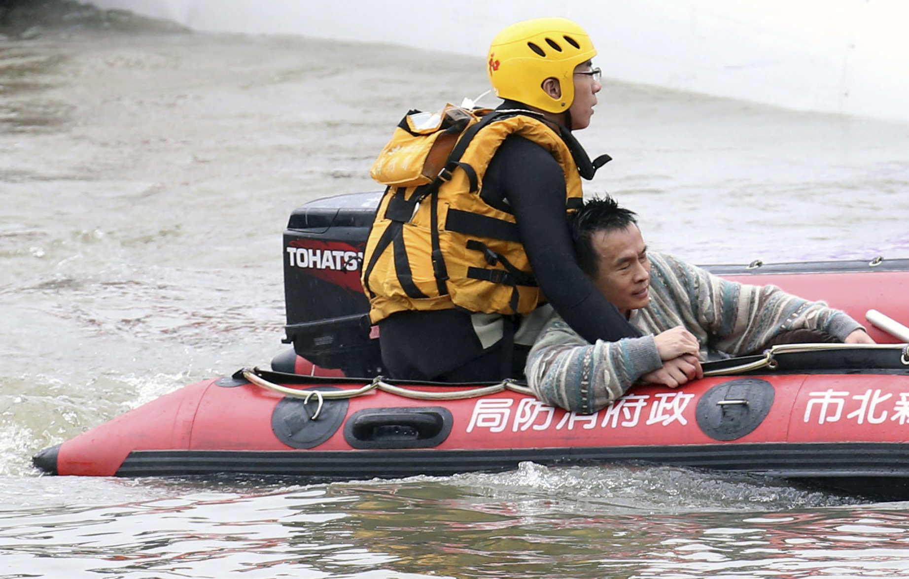 Taiwan Plane Crash Survivor I Saw Others Were Drowning