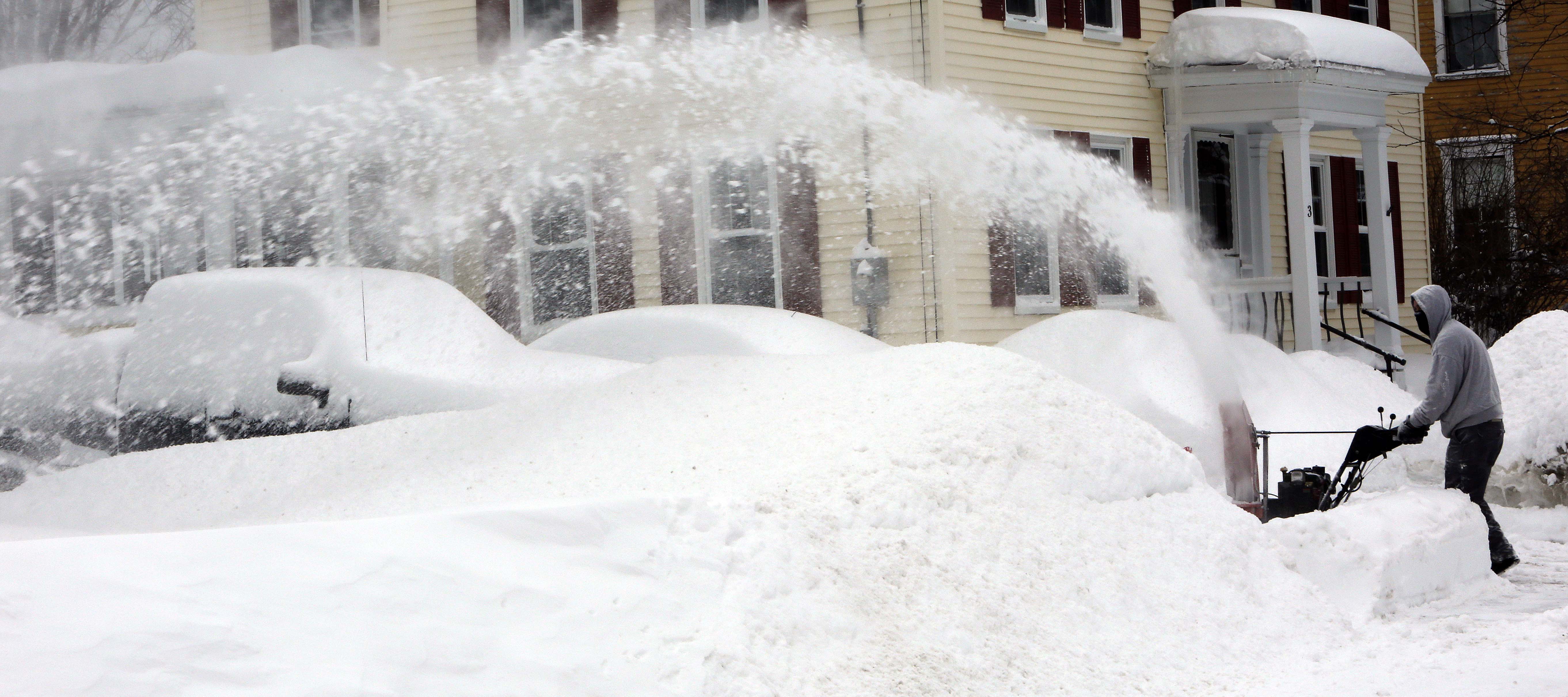 Выпал снег воскресенье. Хэмпшир зима. 53 См снега. Нью Гэмпшир зима. Фото люди лопатами расчищают каток.