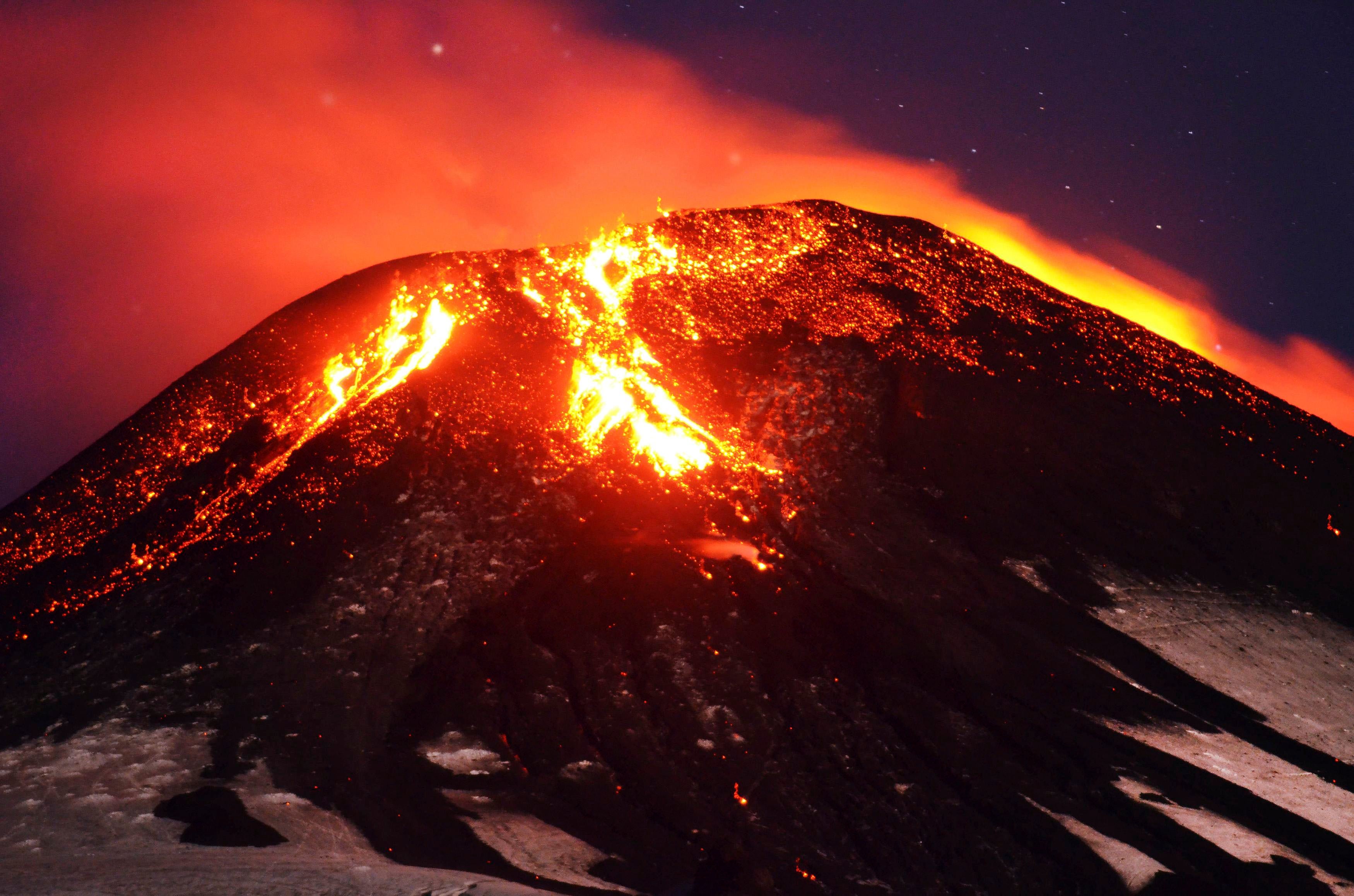 Chile s Villarica Volcano Erupts Shooting Lava Into The Sky CBS News