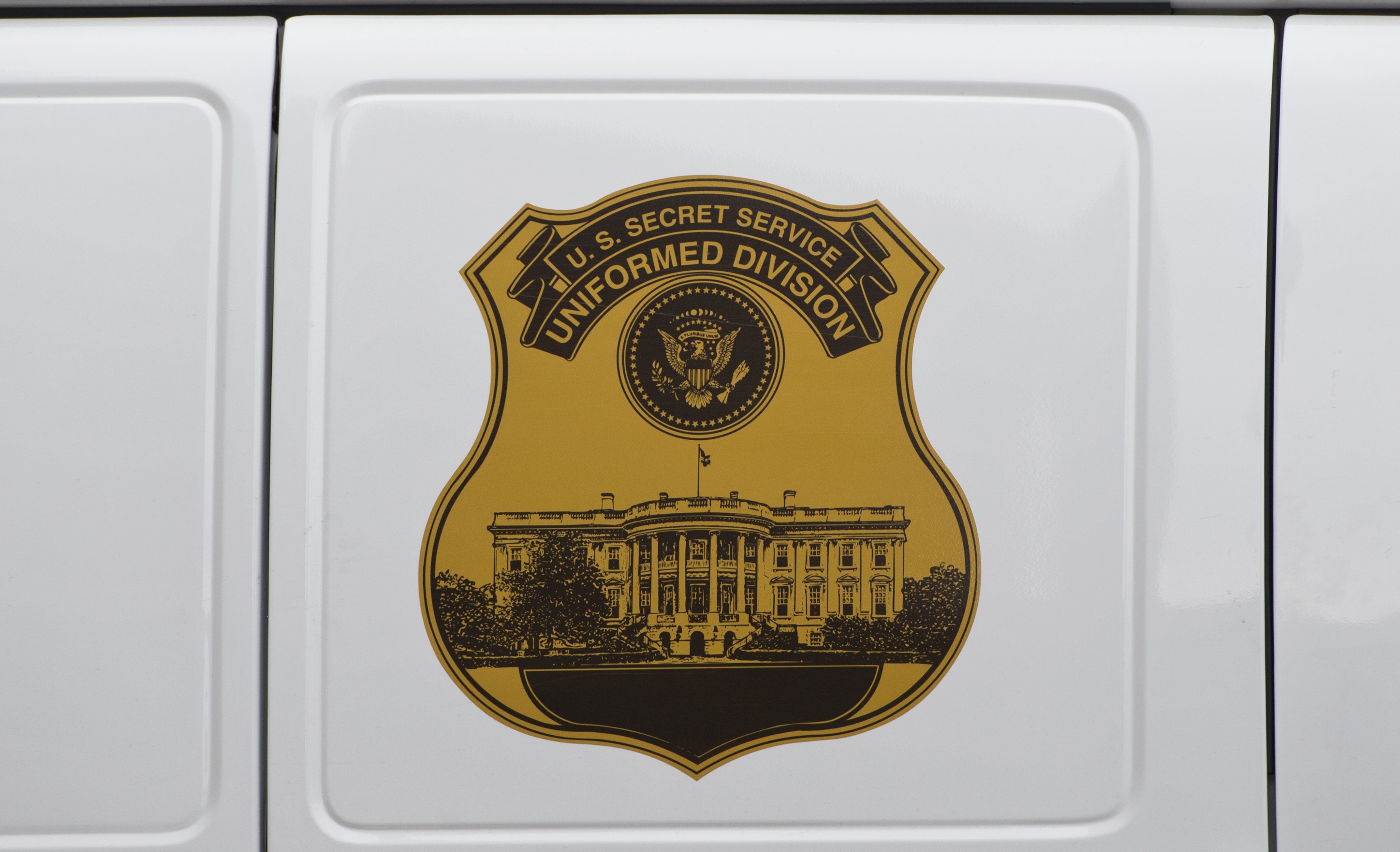 Secret Service Agent S Gun Badge Id Card Stolen Near White House Cbs News