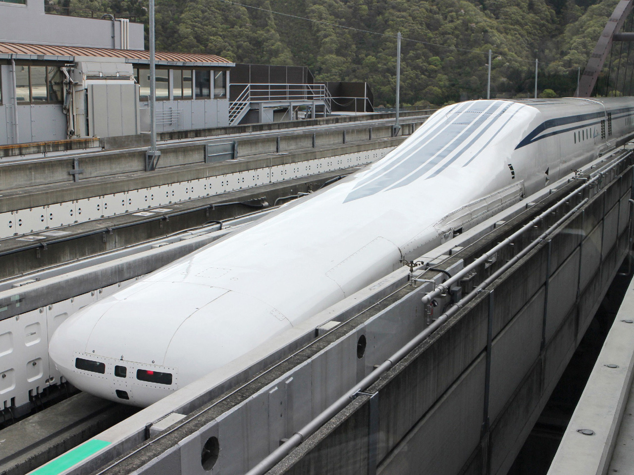 japan-s-maglev-train-breaks-its-own-speed-record-at-375-miles-per-hour