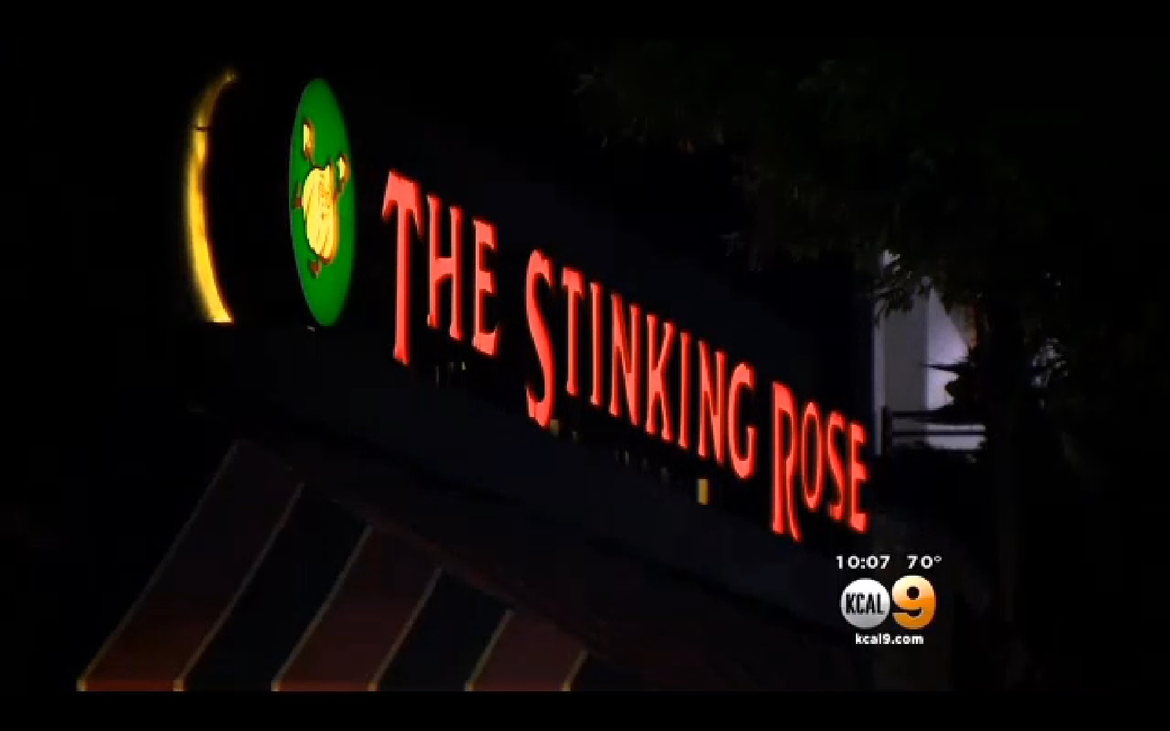 Beverly Hills Parking Valet Struck By Mercedes At The Stinking Rose Restaurant Driver Sought Say Police Cbs News