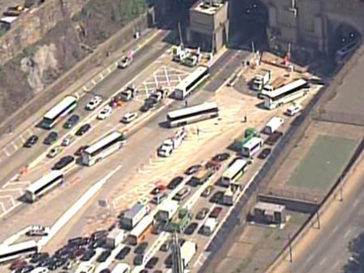 buses collide in lincoln tunnel in nyc dozens injured cbs news buses collide in lincoln tunnel in nyc