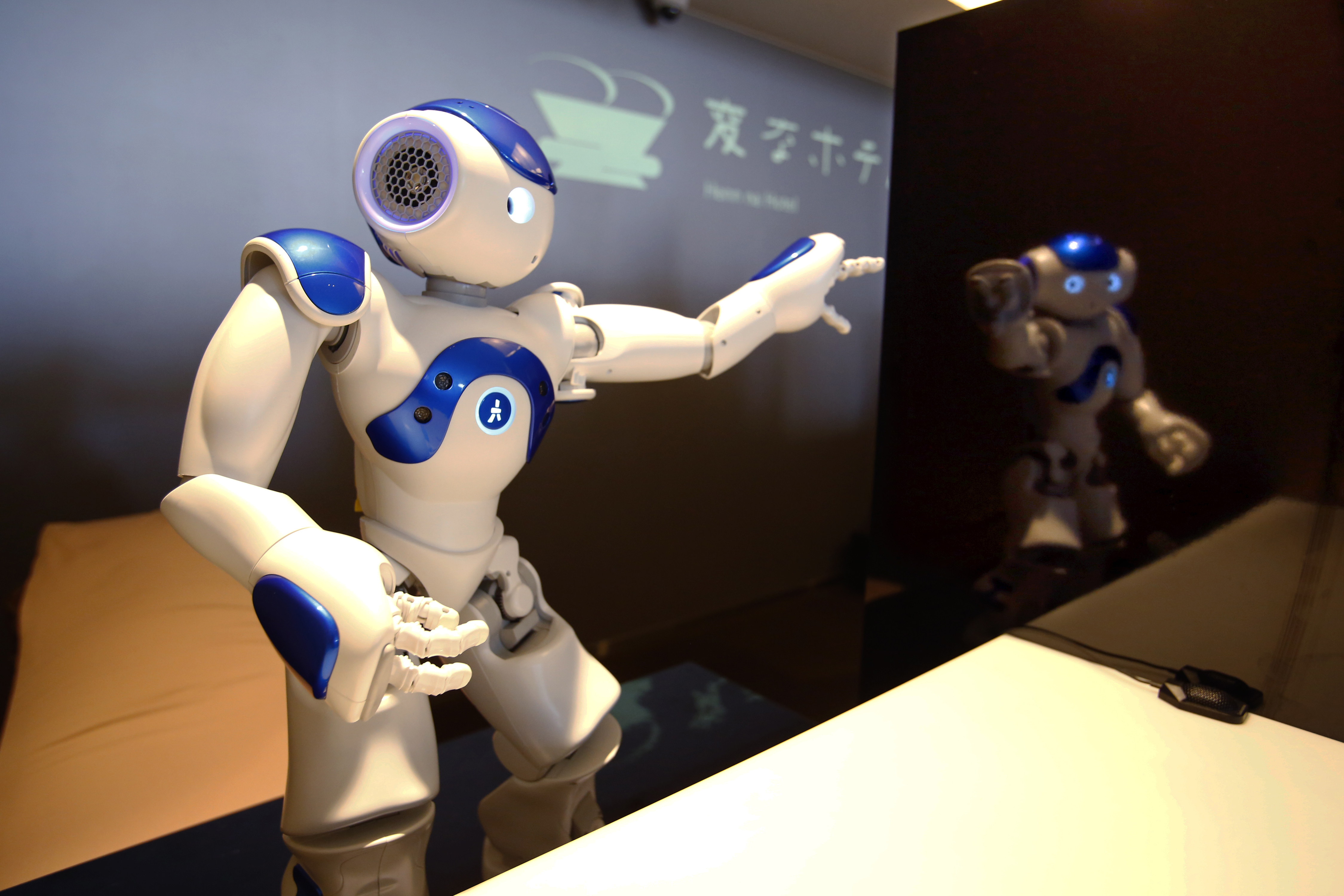 Inside Japan robot hotel Henn'na where most staff are robots - CBS News