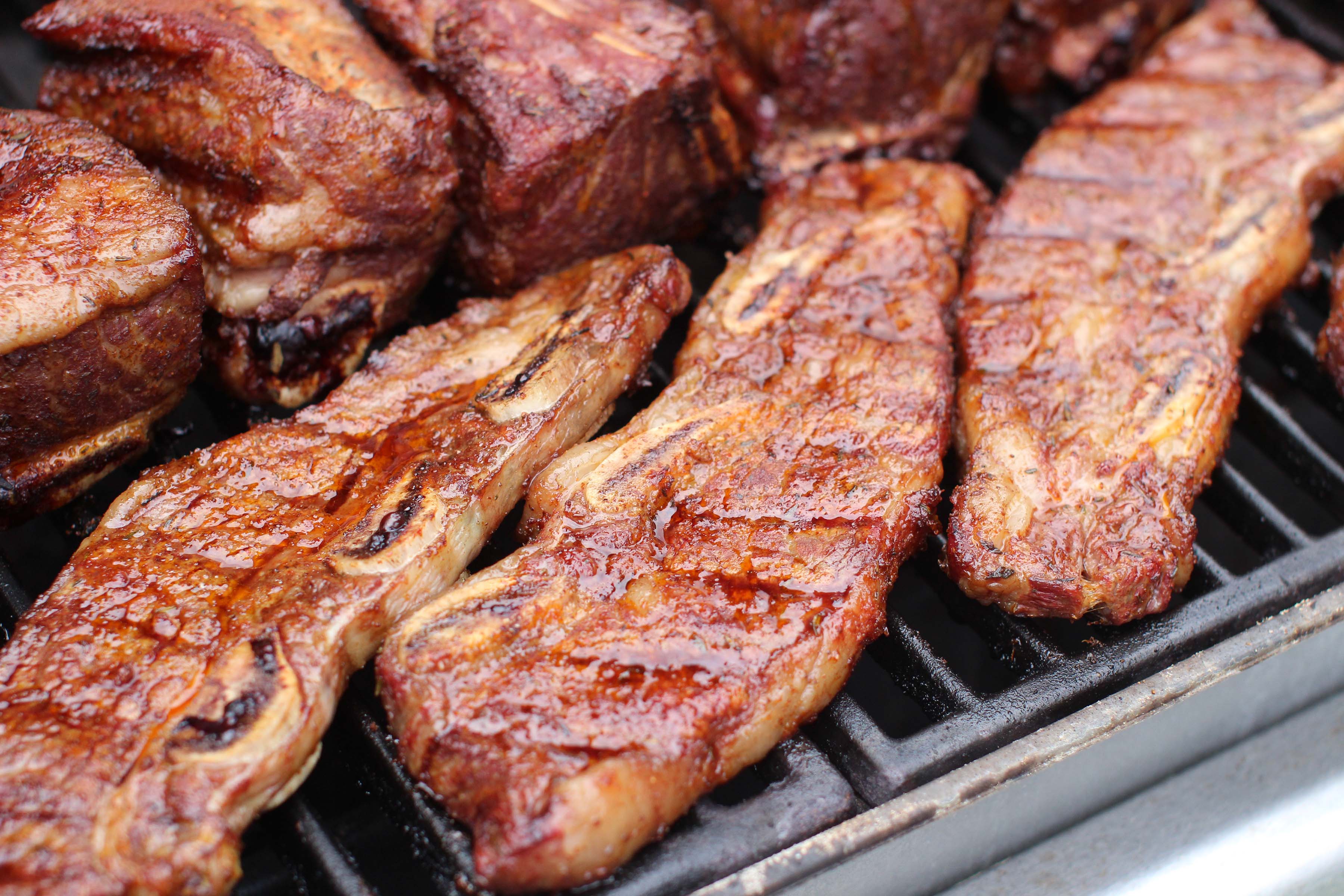 Сколько жарить стейк свинины на гриле. Жареное мясо. Мясо на углях. Мясо приготовленное. Жареный стейк.